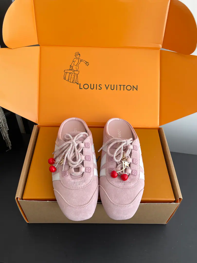 [🍒Append➕60] 🏧𝐋𝐕 SneakerinaThe ballet shoes. Flat shoes, leisure shoes. Paragraph LV Sneakerina Ballet sneakers for summer., Will Monogram Daningbu is a fine match with the same colored cow leather.. The pair of shoes with the color. Monogram Flowers hanging, It's a fun one.. Sides are accelerator. LV Letter and rubber Louis Vuitton logo, The distinctive features of the current design. Monogram Daning's fabric./Cow leather./A leather belt. Louis Vuitton ElementsSacchetto Process infusion TPU Outside Codes: 35-39（40.41Do it.）