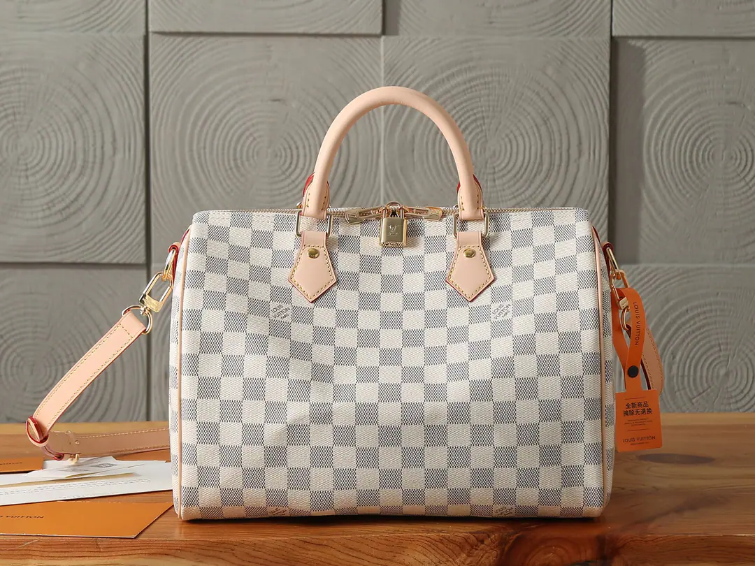 P【 C01Dynamic chip】‼️Top First List, Enhanced version‼️Speedy The series was designed for travellers., In this name, 1930 The booming speed system of the times.. This section Speedy Bandoulière 30 The handbags are in brightness. Damier Azur Re-create the iconic shape of the canvas, To crush the leather handle., The inscription locks and the undismantled shoulder belts continue the classic details., The Summer City of Achievement.. Model: N40592 Dimensions: 30 x 21 x 17 centimetres (Length x High x Kuan)