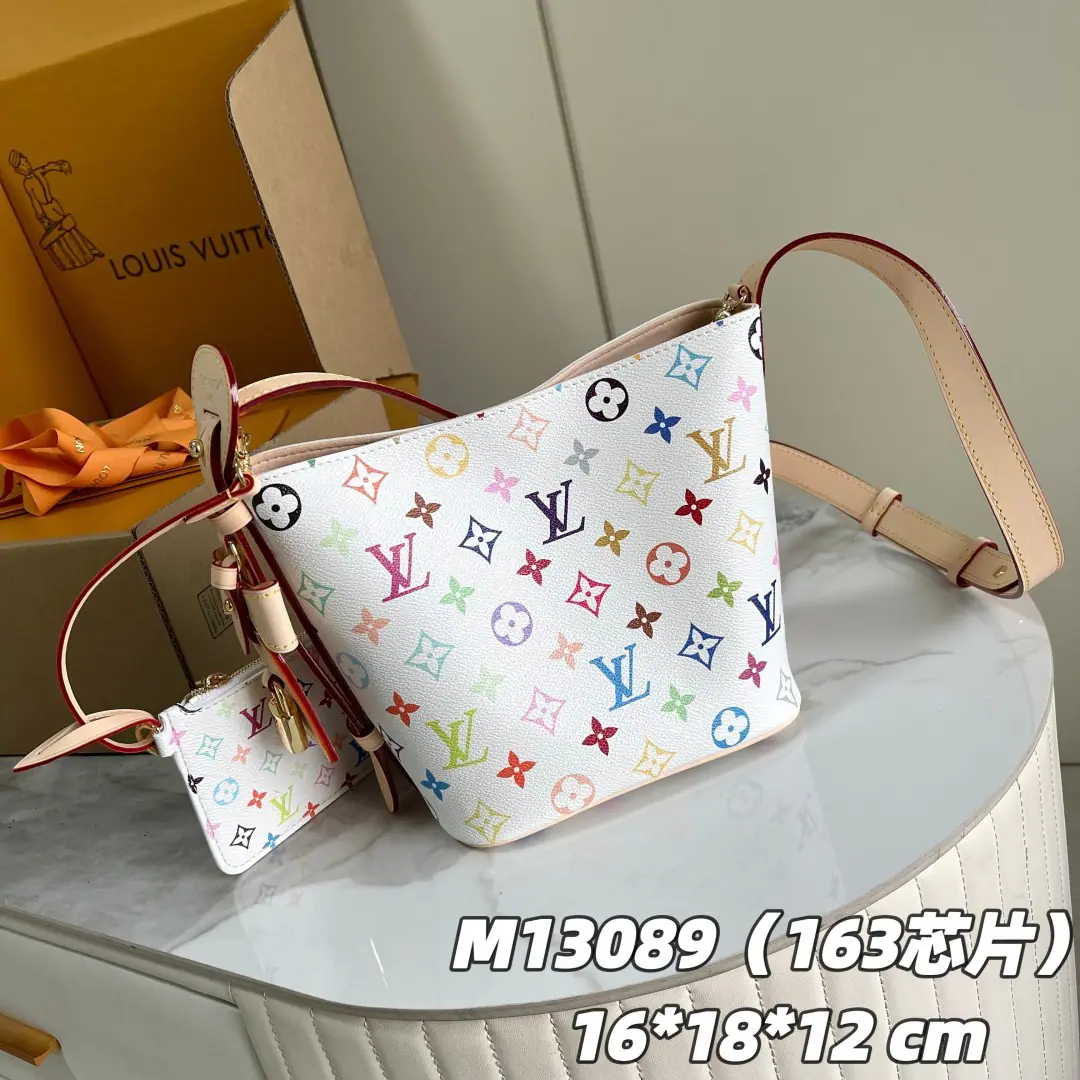 【 C01 Chip version】 Internal pricesP Paragraph: M13089 Original List Enhancement💪【I'm taking a background picture.】Paragraph All In BB The bag sends Louis Vuitton with the most graphic details. x Murakami reprinting series fun style. Monogram The canvass show the color of the rainbows that the artist has written., The nameplate is integrated into the bow and locking decorations.. The hand handle and the leather shoulder belt are used by hand., Handheld, ♪ Shoulder and slash to the heart ♪. Monogram A coating of a cloth with a fabric lined with a metal piece, a magnet button and a hook-on-a-plate bag, a lock on a chain pocket, and a smartphone., Keys., Headphones and Zippy The money's on the shoulder.: Undismantable, Adjustable！！Model:M13089. Dimensions:16x18x12CM