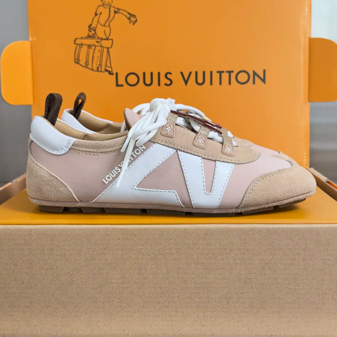 Top Version: Female（Adornment+20） LVLouis Vuitton. LHome. Donkey. LatestSneakerinaSeries Couple money. Mary Jane. Danin Cowboy. Ballet sneakers. - Tetsu. Leisure Flat shoes. Shoes. Paragraph LV Sneakerina Ballet sneakers for summer., WillMonogram Daningbu is a fine match with the same colored cow leather.. The pair of shoes with the color. Monogram Flowers hanging, It's a fun one.. Sides are accelerator. LV Letter and rubber Louis Vuitton logo, The distinctive features of the current design Send a cabinet for fine packaging🛍📦 ▪️Fabulous.: The original custom-made Danning cowboy. ▪️Uchi.: The original custom-made air network. ▪️Shoes under the sole.: Original modifierTPUMaterial ▪️Bottom: 1.5CM ▪️Size: Female35-42