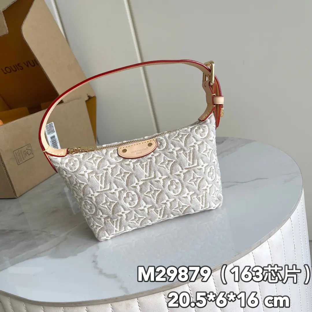 【 C01 Chip version】 Internal pricesP Paragraph: M29879, Original List Enhancement💪【I'm taking a background picture.】Development of the original, A carving cowboy bag., Daning Mini moon bag. mini moon Handbag. mini moon Handbags are soft. monogram emreinte, It's a zipper. cire The details of the markings are as bright as the jewels.. Cowboys with a pea-painted cloth, a little bag of peas and a little bag of cow-crackers.oo[Shake hands.][Shake hands.]Lemon yellow. The straps can be adjusted to ease the shoulder., Elbows and handhelds.. Detailed featureshx20.5 x 6 x 16centimetres(Length x High x Kuan).