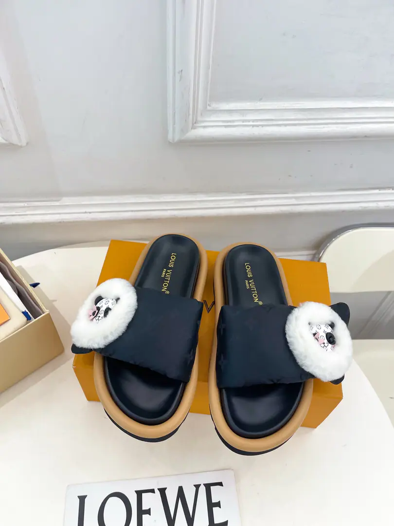 LV | Louis Vuitton. 26𝐬𝐬 2026New Top Version⚠️ The owner of the counter is making a new payment.LV The old flower has a panda magic with a feather slipper. New hardware.🆕 ❥BSRequisition level！It's a great sense of excellence.！A huge amount of money from domestic and international bloggers., Old and fashionable. The upper toe blew up.！The boss's push.★ Shoe.: Original Facsimile Specific➕Fill90White duck. Uchi.: Import mixed sheep skin Otsumi!: The original is starting to burst into the bottom. Shoes.: 35-39（40.41Custom）