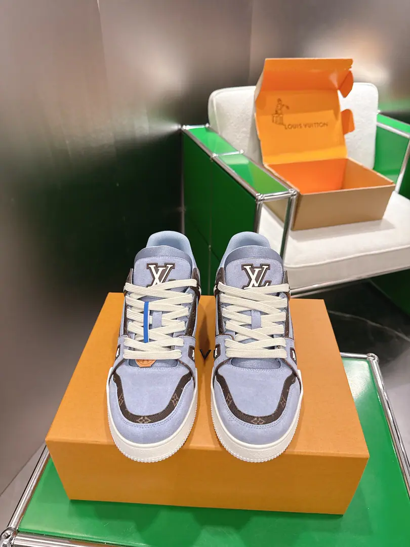 Louis Vuiton Louis Vuitton. New paragraph LV Trainer- Series of basketball shoes. ‼️ Paragraph LV Trainer Staples for the label., The old-fashioned old-fashioned, old-fashioned, old-fashioned, velvet-covered cow leather.. Monogram Flower decorating leather shoe belts., It's a very colorful comparison with the shoe.. Louis Vuitton handwritten embroidery markings and #54 Signing side-to-side split.. Degenerative-flurable cattle leather identification element external bottom of rubber Monogram Flowers. Codes: 35-45