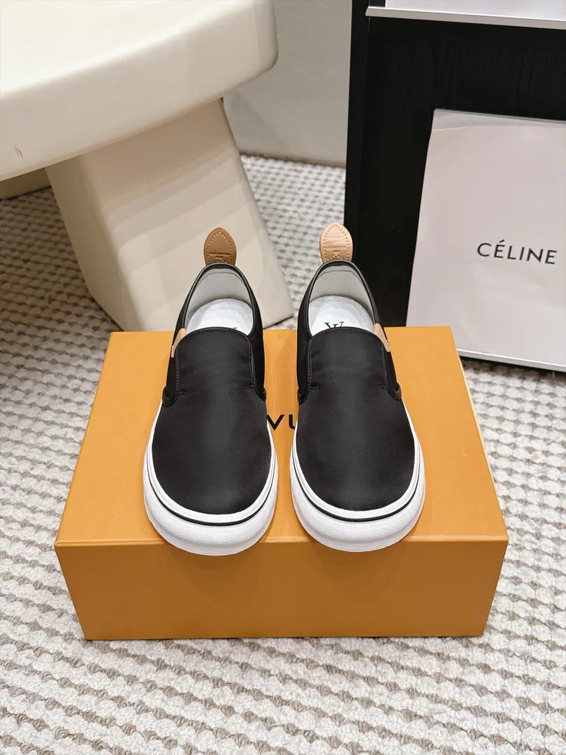 Requisition level #Men LV 27/New paragraph The joint name of the Fed.Combi Men's leisure shoes. LV Louis Vuitton. 27ssThe joint name of the Fed.CombiSeries Thick Leisure Sports shoes LeFlell Shoes. Shoes. Louis Vuitton introduced a new version.2027Show series. These new personal styles. It's bringing us different styles. Fabulous.: Original customized imports of cattle skin/Layout Uchi.: Original custom customised in soft sheep skin Otsumi!: Original modeling of slide-resistant rubber material Bottom: 2.5CM Size: Men39-45