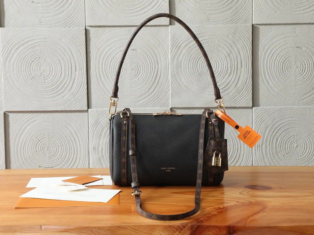P【 C01Dynamic chip】‼️Top First List, Enhanced version‼️Express Small handbags are urban., It's inspired by brand classics. Keepall Travel bag. I'm going to use a delicate cow leather to make it., I'm not sure. Monogram Classic flower edge and liner, Metals and sign-key packages and locks, The essence of Louis Vuitton's travel tradition.. A fine size that takes up everyday objects., Multiple backs are switched., It's a modern city.. Model: M26039 Dimensions: 17 x 13.5 x 26 centimetres (High x Kuan x Length)