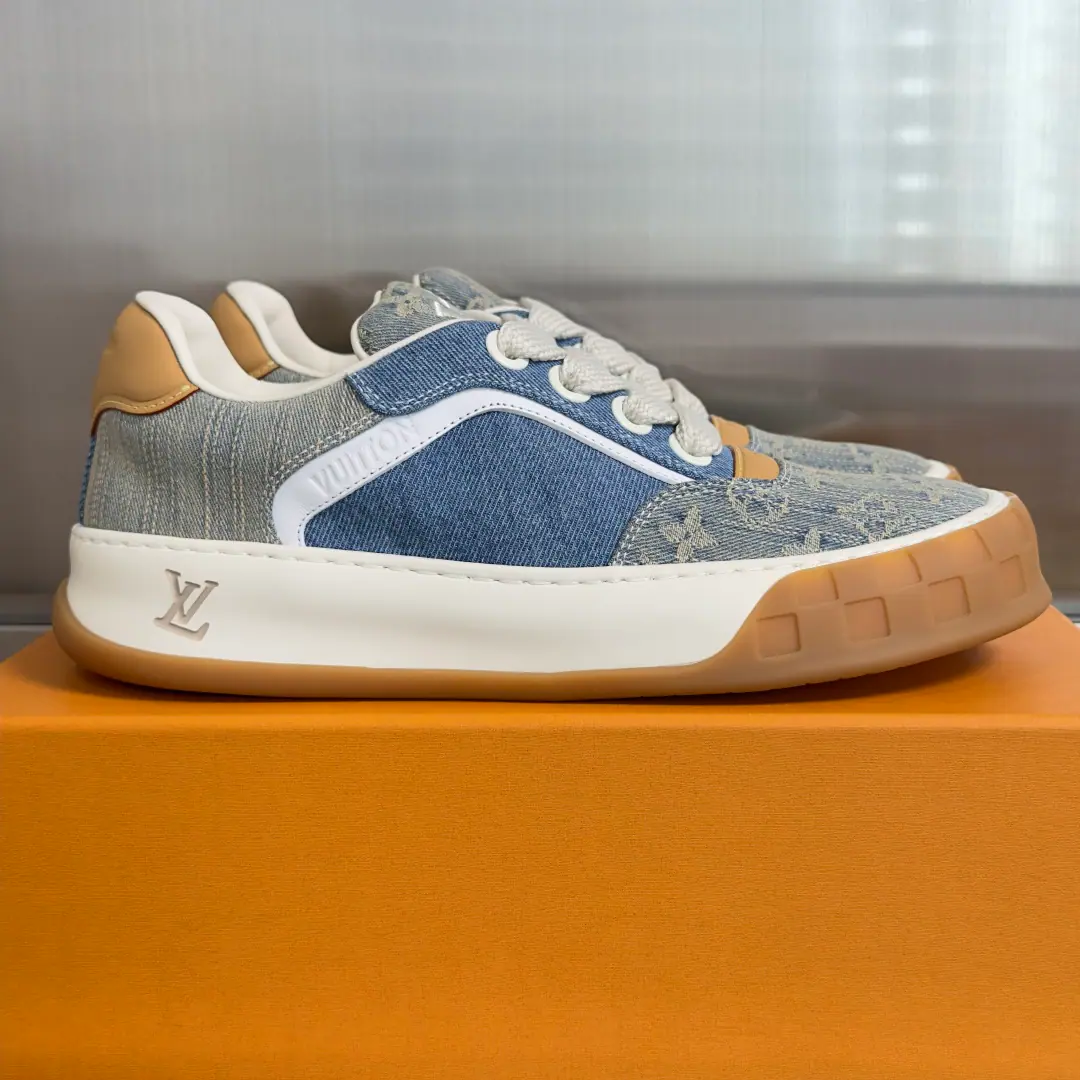 Top Version: Men LV Louis Vuitton. LHome. Donkey.TiltedSeries Showtime. Thick Leisure Couple money. Sports shoes Skis. Inspired by the... 2000 The ancient contours of the ages., LV Tilted It's a classic low-life man's sneakers.. It's a name that's a little slanted on the shoe tongue. LV Embroidation markings. The widebanded shoelaces are visible in proportion to the thick rubber plastics., Shoeheads. Damier Chessboard Ripples and Extradients Monogram Flower extension logo design language. This version is based on soft, fury cow leather., Leather shoes eye blades show the heart of brandsmen. The counter is beautiful.🛍📦 ▪️ Fabulous.: Original customized head-level cattle skin ▪️ Uchi.: The original is in soft sheep. ▪️ Shoes under the sole.: A unique model of a smooth rubber material. ▪️ Bottom: 3.5CM ▪️ Size: Men39-45（45Custom