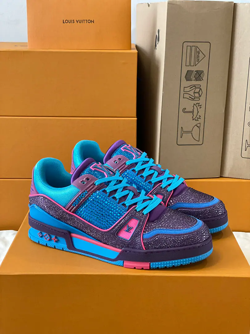 Top Version Couple money.💏 Paragraph LV Trainer The glitter of the crystals of the sneakers., To the designer.Virgil Abloh The original design of the Spring and Summer series is to be saluted.. The surface of the shoes and the rubber floors are a classic brush., Monogram Flowers dotted on it., I'm giving you inspiration from the ancient basketball shoes.. 🆚The only custom-made cow is a high-wild-lit cow counter-featuring. 🆚A private model.Vuitton Marking, Shoe straps. 🆚Customize silk slides. 🆚TPUCombine to base grinding and skating yellow ✅The original is hidden in the background.Monogram Flowers. Process: All computer needles are wired.. Shoeheads., Backset, Cold thermal process modifier. The whole set of holsters.. 35-40 39-44（45.46）