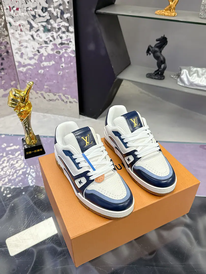 Plant Original development Quality out. Welcome to the comparison. ❥❥❥❥❥❥LVShoes Series LV Trainer MaxiThe sneakers bring in the loose contour of the dress series.VirgilAblohIn the pen.LVTrainerSports shoe design, Yes.2026Spring and summer boys show.. The skin of the cow and the face of the skin, the fabric and the laces., And with a bunch of beads, you can see the classics.. LVLetters with shoe tongues, MonogramFlowers are outside.. Mixed Materials It's made of top-deep cow skin., Import custom-made cowboy cloth packages, Coarse shoe tie-tape design, Sideband Monogram Big stamp., Shoe tongue and back heel.”lv 54“Emblems., There's a rubber coat. Monogram Flowers., The cotton in the web., Comfortableness is as great as ever., The legacy of the good., Quality is paramount., Worth it.！ Codes: Female35-40 Men39-45 ♡Full package with original gift box