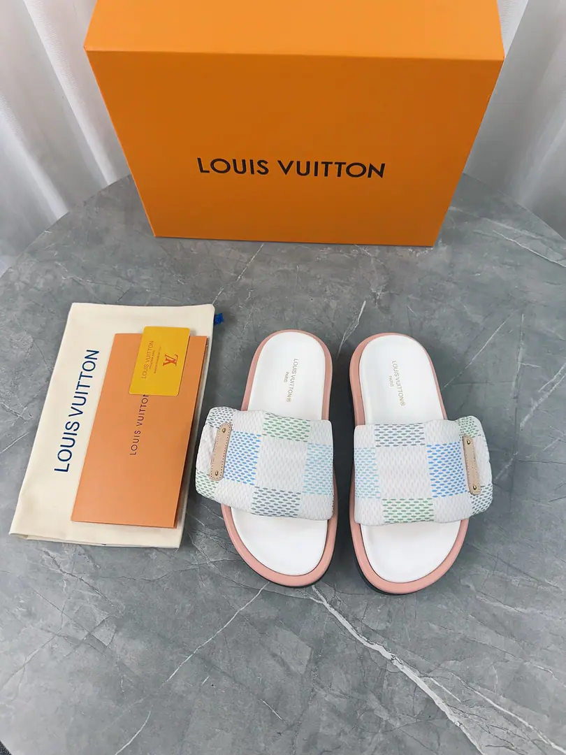 LVDonkey.LHome. 2024Explosive. Embosslogo Pump flowers. - Slugs. Paragraph Pool Pillow Comfort A cool, low-lying technology fabric., Reprint with high-frequency pressurized printing Monogram Pattern. Soft with shoes and a mix of them., Cozy and resilient shoes and a merry color. ▪️Fabulous.: Original custom technology fabric ▪️Uchi.: In soft sheep. ▪️Shoes under the sole.: The original model of the rubber bubble is a big one. Colours: Skyblue.Yellow.Black▪️Size: 35-45