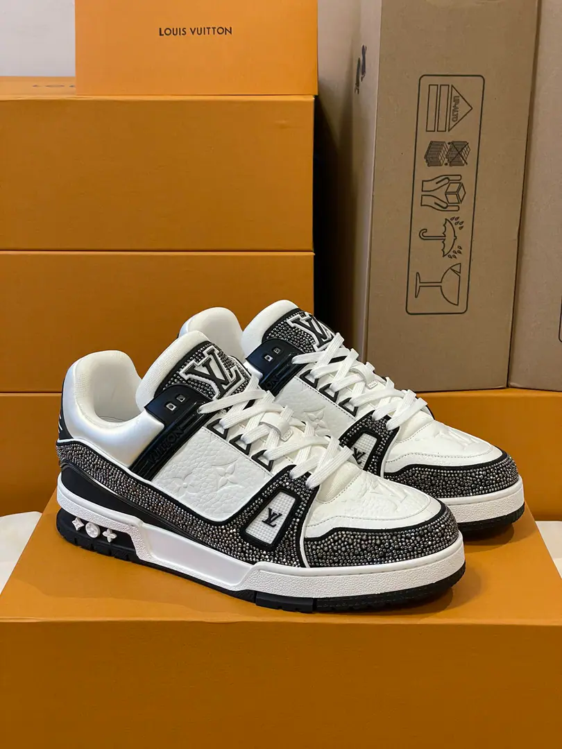 Top Version Couple money.💏 Paragraph LV Trainer The glitter of the crystals of the sneakers., To the designer.Virgil Abloh The original design of the Spring and Summer series is to be saluted.. The surface of the shoes and the rubber floors are a classic brush., Monogram Flowers dotted on it., I'm giving you inspiration from the ancient basketball shoes.. 🆚The only custom-made cow is a high-wild-lit cow counter-featuring. 🆚A private model.Vuitton Marking, Shoe straps. 🆚Customize silk slides. 🆚TPUCombine to base grinding and skating yellow ✅The original is hidden in the background.Monogram Flowers. Process: All computer needles are wired.. Shoeheads., Backset, Cold thermal process modifier. The whole set of holsters.. 35-40 39-44（45.46）