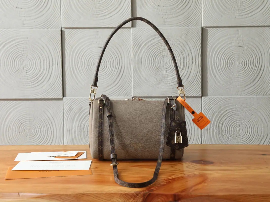 P【 C01Dynamic chip】‼️Top First List, Enhanced version‼️Express Small handbags are urban., It's inspired by brand classics. Keepall Travel bag. I'm going to use a delicate cow leather to make it., I'm not sure. Monogram Classic flower edge and liner, Metals and sign-key packages and locks, The essence of Louis Vuitton's travel tradition.. A fine size that takes up everyday objects., Multiple backs are switched., It's a modern city.. Model: M26360 Dimensions: 17 x 13.5 x 26 centimetres (High x Kuan x Length)