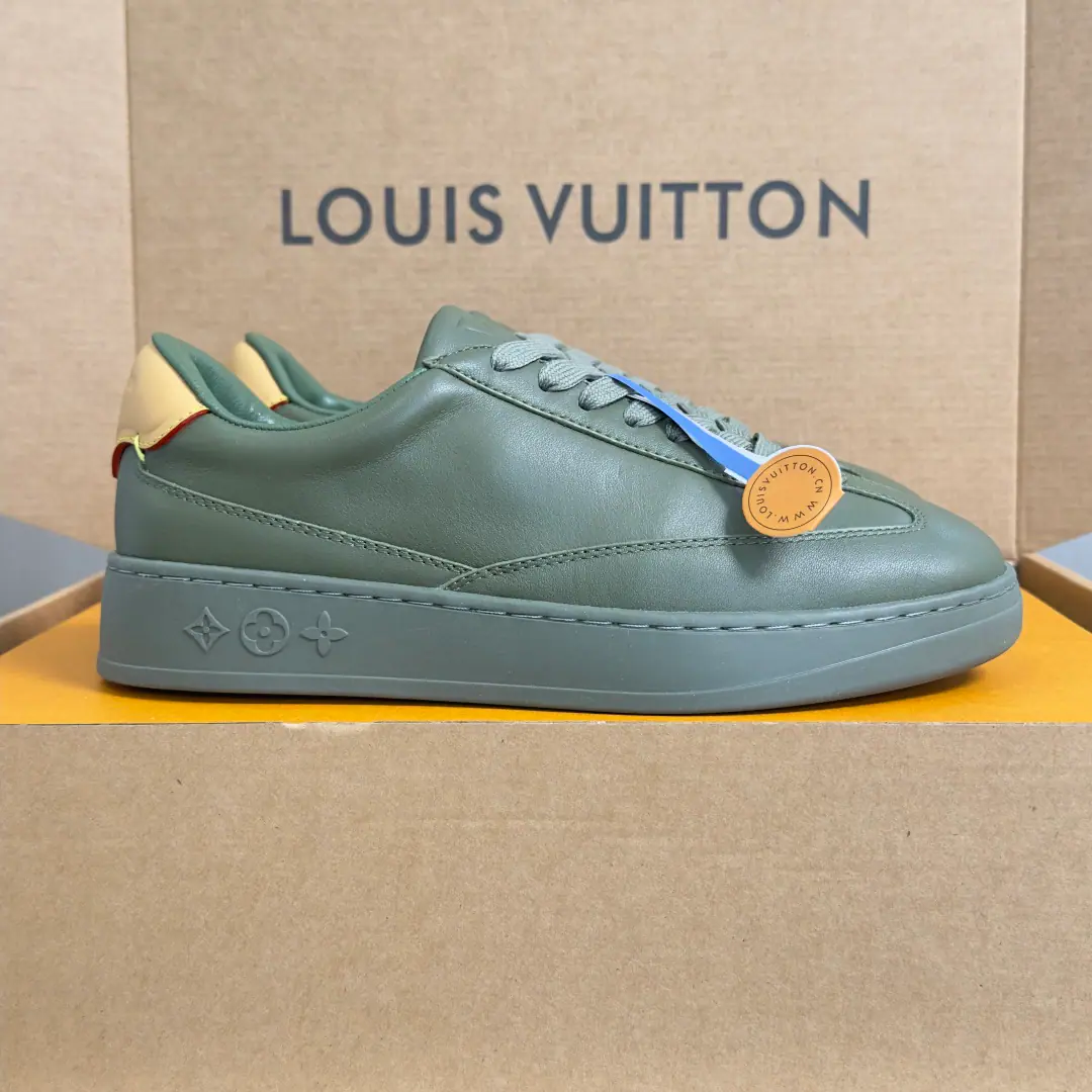 Top Version LVLouis Vuitton. LHome. Donkey. FlashSeries Couple money. Leisure Sports shoes - Tetsu. Paragraph LV Flash The sneakers are in a simple fashion. 2026 Spring and summer series. The leather on the face of the leather shoes is integrated into a sewn line and branded tattoo., I'm inspired by Louis Widden's leather.. Same-colour rubber outside. Monogram Flowers. Send a cabinet for fine packaging🛍📦 ▪️Fabulous.: Original customized import of head-level cattle skin ▪️Uchi.: Imports of soft sheep skins ▪️Shoes under the sole.: Original modeling of slide-resistant rubber material ▪️Bottom: 3cm ▪️Size: Female35-41 / Men39-45（46Custom