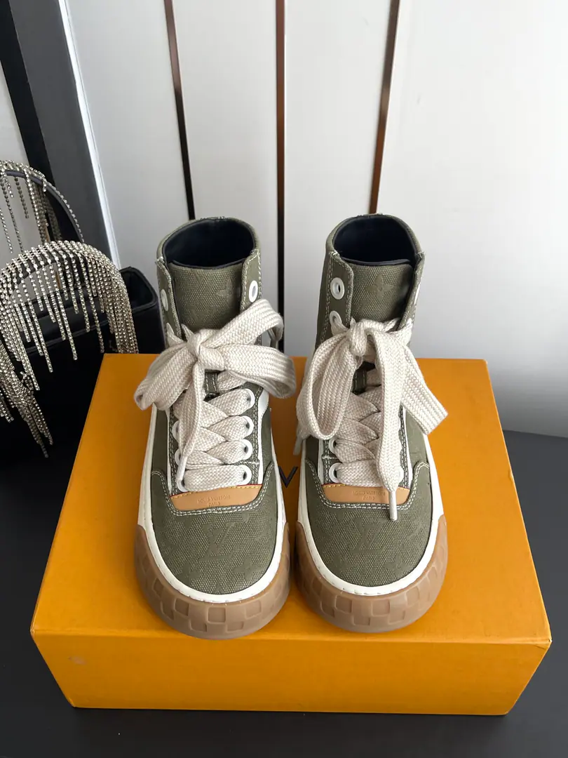 🏧𝐋𝐨𝐮𝐢𝐬 𝐕𝐮𝐢𝐭𝐭𝐨𝐧New paragraphLVThe Cheeky Ko Gang. Leisure sports shoes Original1:1Development！The upper foot is very comfortable. Luxury materials, - I'm doing a little work., The bottom print is European English letters. The shoes are imported from Italy, the skin is combing., The side of the side is branded.LOGOSigns and signatures, The latest emulsion pad.➕The netted inside., I'm so comfortable with my feet.. Original factory-specific double colourTPUGroup Bottom. Packet process Solid sewn by locks Codes: 35-45（Women40 Men45Make a reservation.）