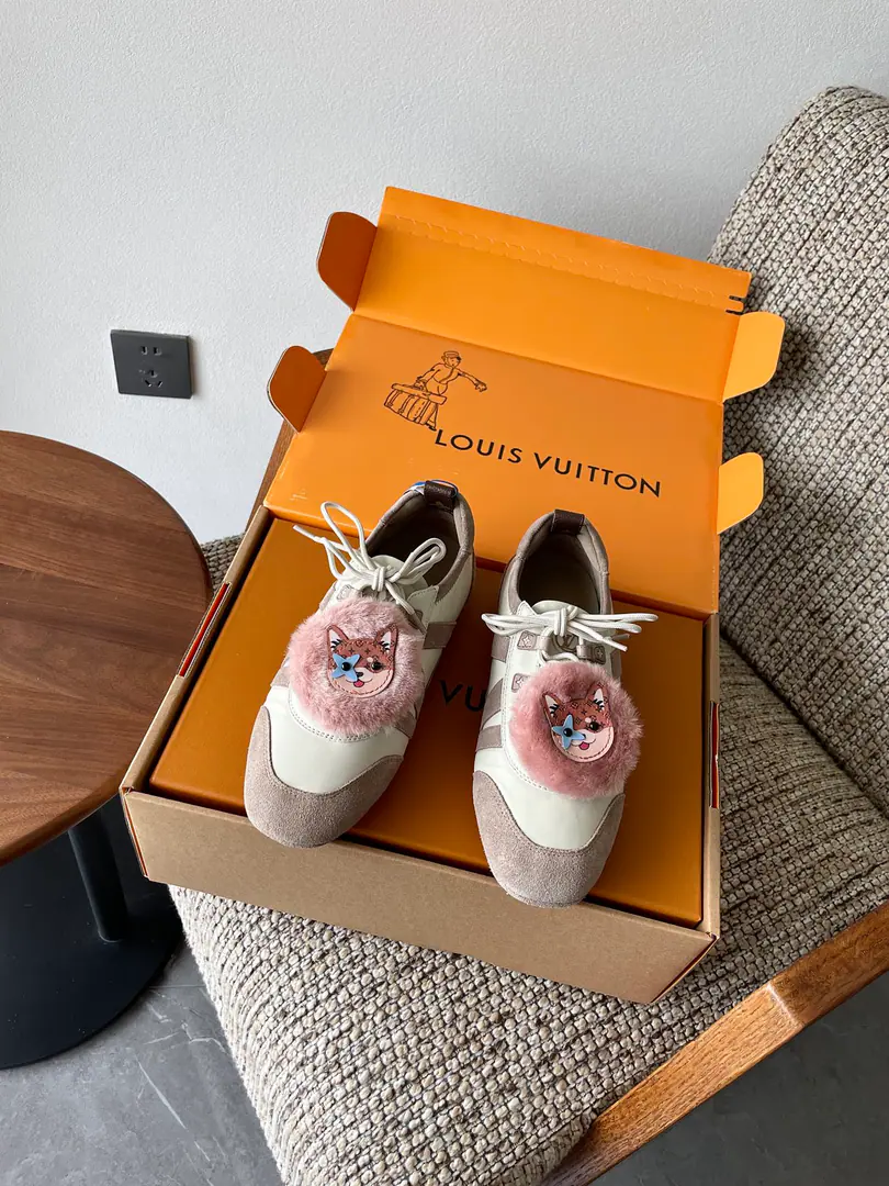 Requisition levelLouis VuittonLouis Vuitton's ass is a spring and summer.SneakerinaSeries Ballet sneakers. - Tetsu. Flat shoes. The original three-to-procuration development is perfect.Sneakerina Ballet wind shoes make flow lines with silky cow leather. The comfort of lightly shaped and sports shoes with ballet shoes.. Side LV Marking andMonogram After the canvas, bring the details., Sacchetto Process and TPU The outside is a softer dress. Bottom: 1.5CM Fabulous.: Original customized import of head-level cattle skin Uchi.: The original custom-made air network. Shoes under the sole.: Original modifierTPUMaterial Size: #35-41（Women40 41Make a no-refund order.）