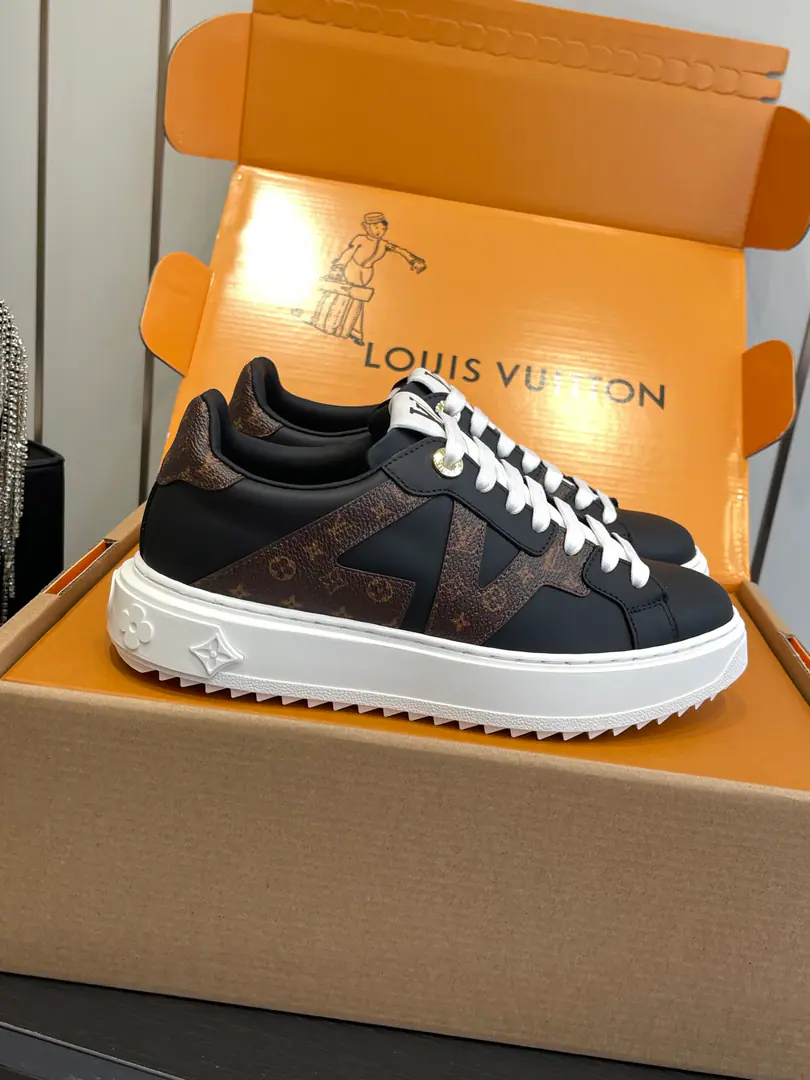 🏧𝐋𝐕Louis Vuitton. Leisure shoes, white shoes. The super-net red fashion masters grow grass. A simple shoe-style panel design BrandlogoPump flowers. Old flower, pick it up. Shoe-speaker. LV Circle Rubber tags are rich in detail.. The original shoe face customizes silk cow skins. The insides are covered with water and skin. One-forming processEVAFoot. Original OpenTPUOtsumi! Size35-41 [40.41Make a reservation.]