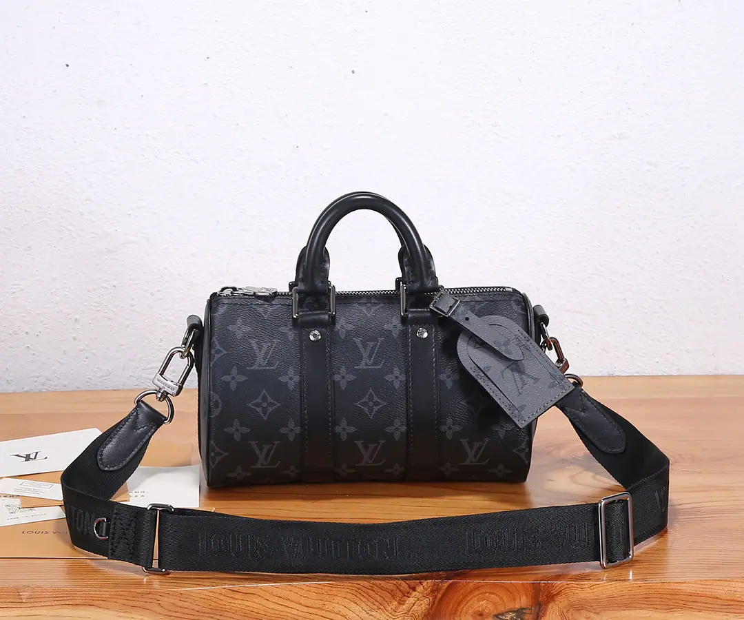P【 C01Dynamic chip】‼️Top First List, Enhanced version‼️ Paragraph Keepall 25 Handbags. Monogram Eclipse Reverse The canvas., A graceful replay of Louis Vuitton's classic.. Relay of the reinforced belt and leather brand. Keepall Symbolic elements of the series, The zipper's a safe route to personal effects.. Model: M46271 Dimensions: 25 x 15 x 11 centimetres (Length x High x Kuan)