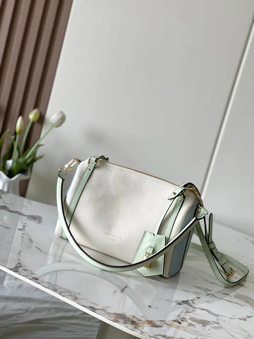 Paragraph26905White trumpet grinding sands. Top First List Half steel hardware. c01Chip ​【EXPRESS Small pocket.】 M26039 Black M26360 Ashes green M26905 Ivory White Paragraph Express Small handbags are urban., It's inspired by brand classics. Keepall Travel bag. I'm going to use a delicate cow leather to make it., I'm not sure. Monogram Classic flower edge and liner, Metals and sign-key packages and locks, The essence of Louis Vuitton's travel tradition.. A fine size that takes up everyday objects., Multiple backs are switched., It's a modern city.. Dimensions: 17 x 13.5 x 26 centimetres (High x Kuan x Length)