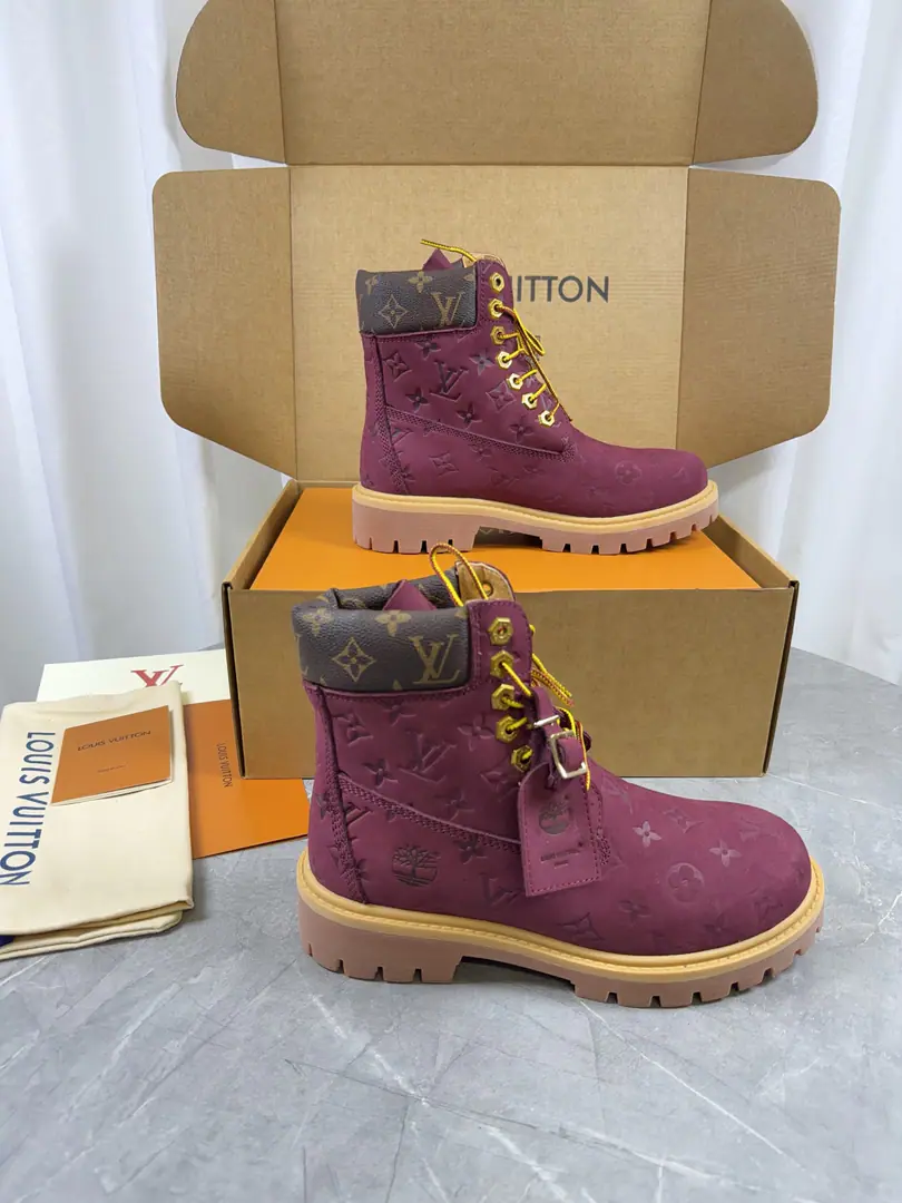Top Version: Couple money.LV x Timberland - Timper. Joint contributions Old flower. Pump flowers. Big yellow boots. And ankle boots. Short boots. LV x Timberland And the ankle boots. Monogram Water-proof, velvet-faced cow leather., The master craftsman of the brand is a master of the Italian classics. Timberland 6 Inches of boots., You can see it in American style. Pharrell Williams Made it. 2026 Autumn Men's Dress Show. Monogram Scratch., Timberland The original shoelaces and the outer lookout detail., Leather tags are written collaboratively Send a cabinet for fine packaging🛍📦 ▪️Fabulous.: Original customized import of head-level cattle skin ▪️Uchi.: Original custom skin/The net. ▪️Otsumi!: Original modeling of slide-resistant rubber material ▪️Bottom: 3.5CM ▪️Size: Female35-40 Men39-47Batch