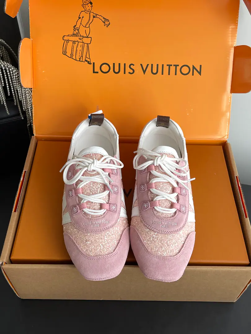 🏧𝐋𝐕New Series Ballet sneakers. - Tetsu. Sneakerina Ballet wind shoes make flow lines with silky cow leather. The comfort of lightly shaped and sports shoes with ballet shoes. Side LV MarkingMonogram After the canvas, bring the details. Sacchetto Process and TPU The outside is a softer dress. Three pieces of accessories. Make it work.. The original top-of-the-wall cow.+Special materials Inside, customize the air network using the original. Original version to open NoteTPUMaterial Codes: 35-42（40.41.42Do it.）