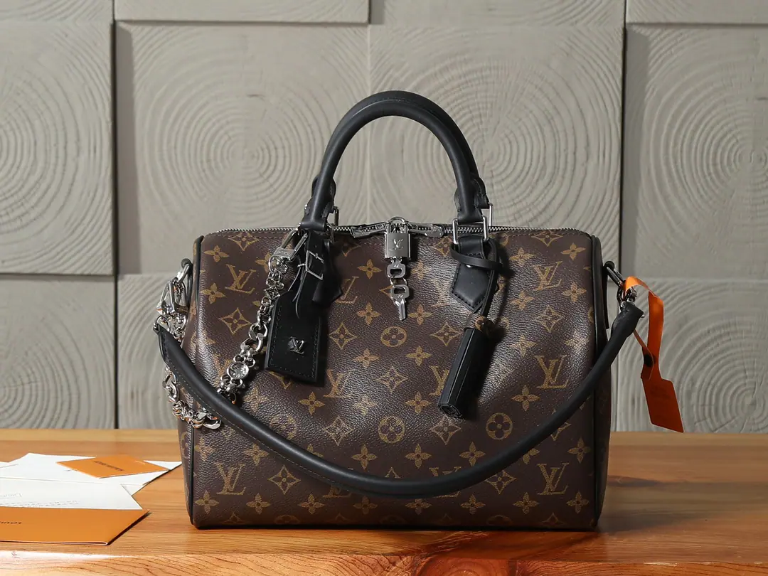 P【 C01Dynamic chip】‼️Top First List, Enhanced version‼️Speedy Soft 30 Dark The bag is a great tourist.. Monogram The canvas is wrapped in leather and Gothic., Siegel pocket in the plentiful configuration, Passports and other important items are properly maintained. The nameplate and the Lousu have told us the details of the work., Toron The handle is new.. Model: M12243 Dimensions: 30 x 21 x 17 centimetres (Length x High x Kuan)
