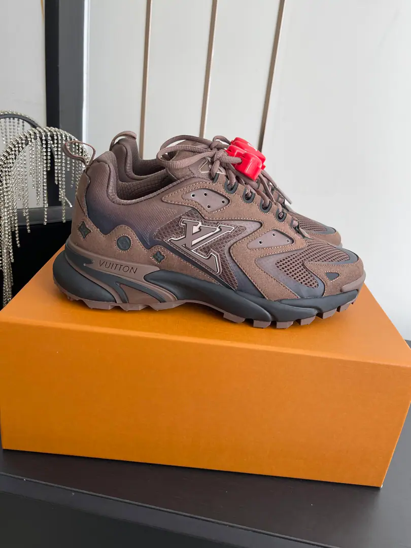 Men [ Append+60 ] 🏧𝐋𝐨𝐮𝐢𝐬 𝐕𝐮𝐢𝐭𝐭𝐨𝐧 LV Runner Tatic Sneaker 2026Spring and summer is the latest.🙋‍♂️Men's sneakers. Dad's shoes.. Combining the fabrics and the leathers of the cattle. The design of the running shoes is going on. And look at Louisville. Spring and summer show. LVLetters and monogram Flowers Spotted Side The cozyness of the linen shoe collar and the technology line. A soft, comfortable foot. ♪ The bright colors of spring and summer match ♪. Codes: 39-45 （45 46Do it.）