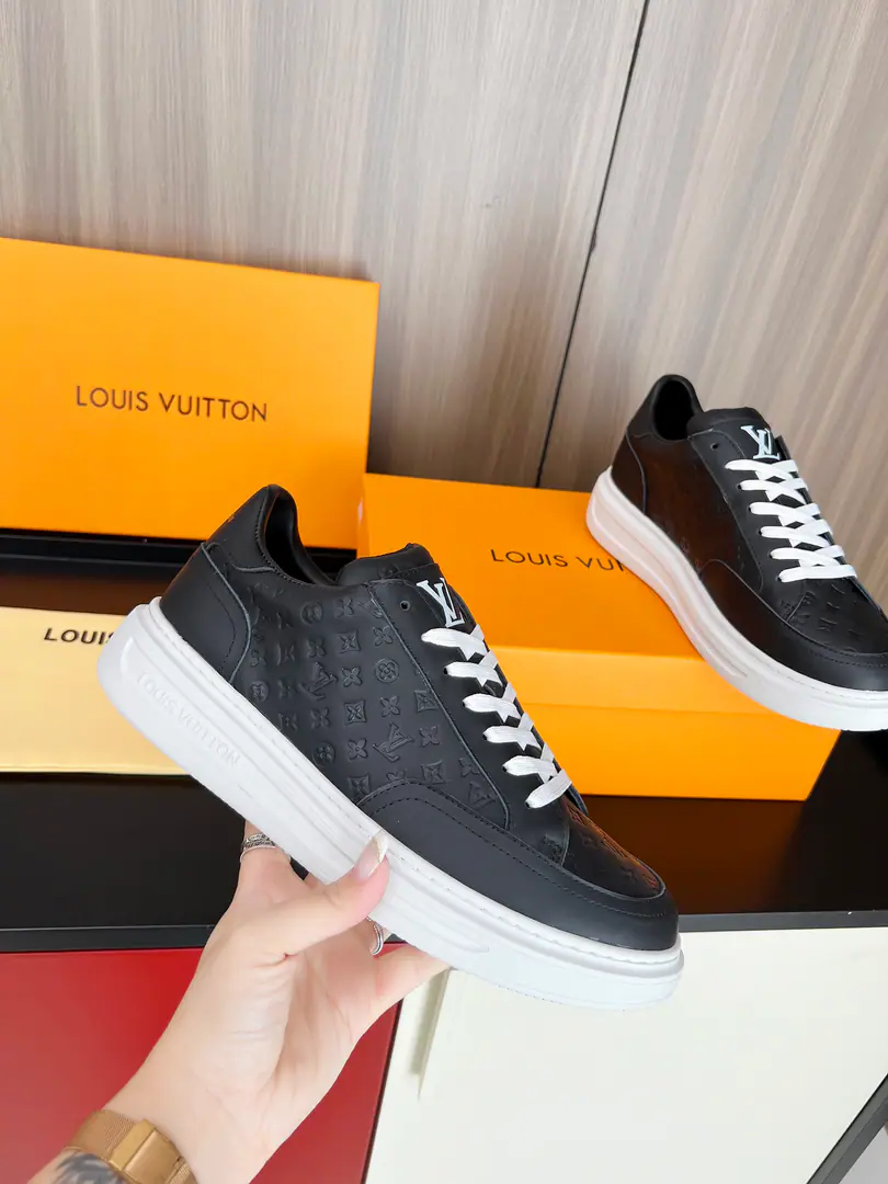 New🆕🆕🆕 Paragraph Beverly Hills - Slippers for the sneakers., Local pressurization Mini Monogram Pattern. Stylish leather shoes face contrasted with a thick, and not unscathed, rubber-based structure., The latter is a comforting experience.. Louis Vuitton Paris logo with tongue and back.. *Skins of vegan cattle., Yes, I do. Maxi Damier Pattern *Rubber *Shoe tongue., The back and the outer decks are marked as Louis Vuitton. Codes: Men39～45（38.46It's a deal.）
