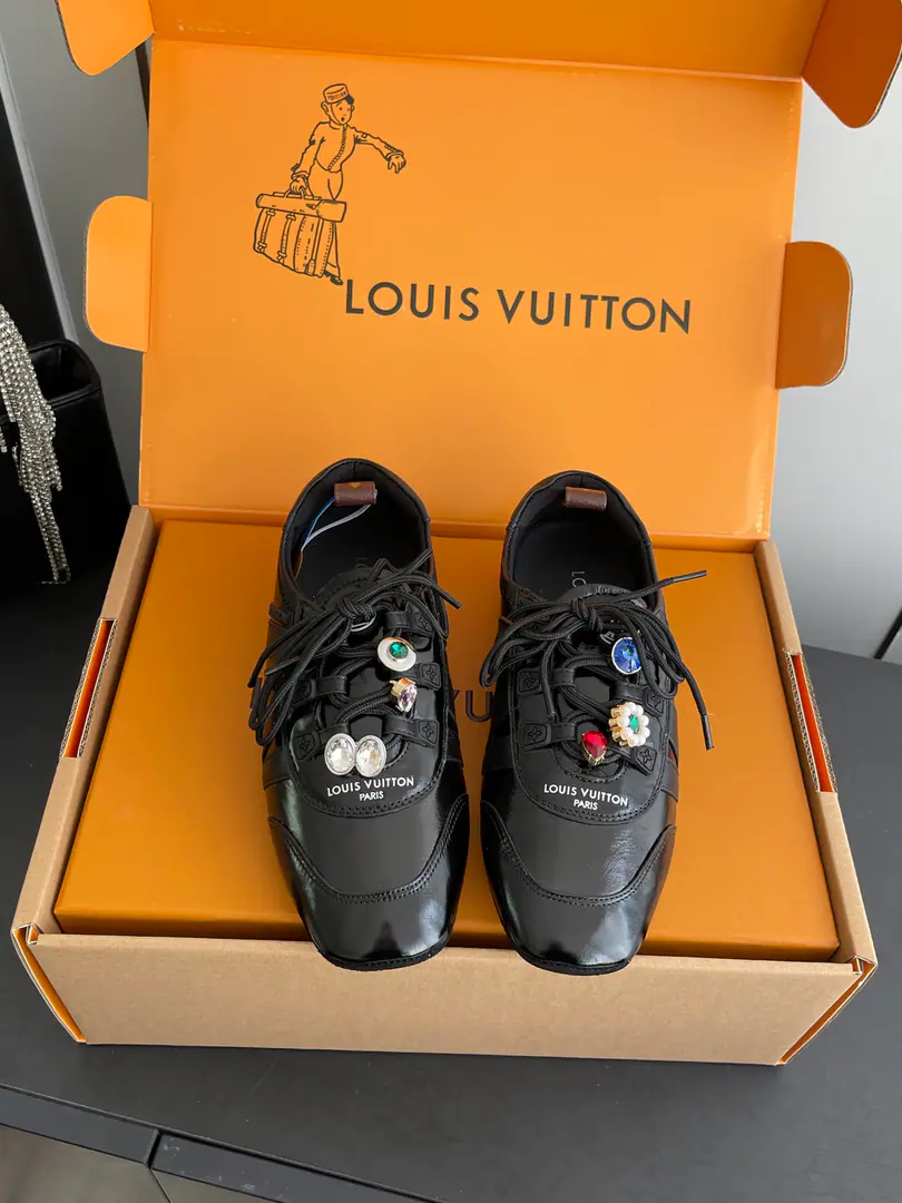 [Append+] 🏧𝐋𝐕Louis Vuitton's ass is a spring and summer.SneakerinaSeries Ballet sneakers. - Tetsu. Sneakerina Ballet wind shoes make flow lines with silky cow leather. The comfort of lightly shaped and sports shoes with ballet shoes. Side LV MarkingMonogram After the canvas, bring the details. Sacchetto Process and TPU The outside is a softer dress. Three pieces of accessories. Make it work. Fabulous. Original customized import of head-level cattle skin Uchi. The original customizes the original air network to be the foundation of the original. NoteTPUMaterial Codes: 35-41（40.41Do it.）