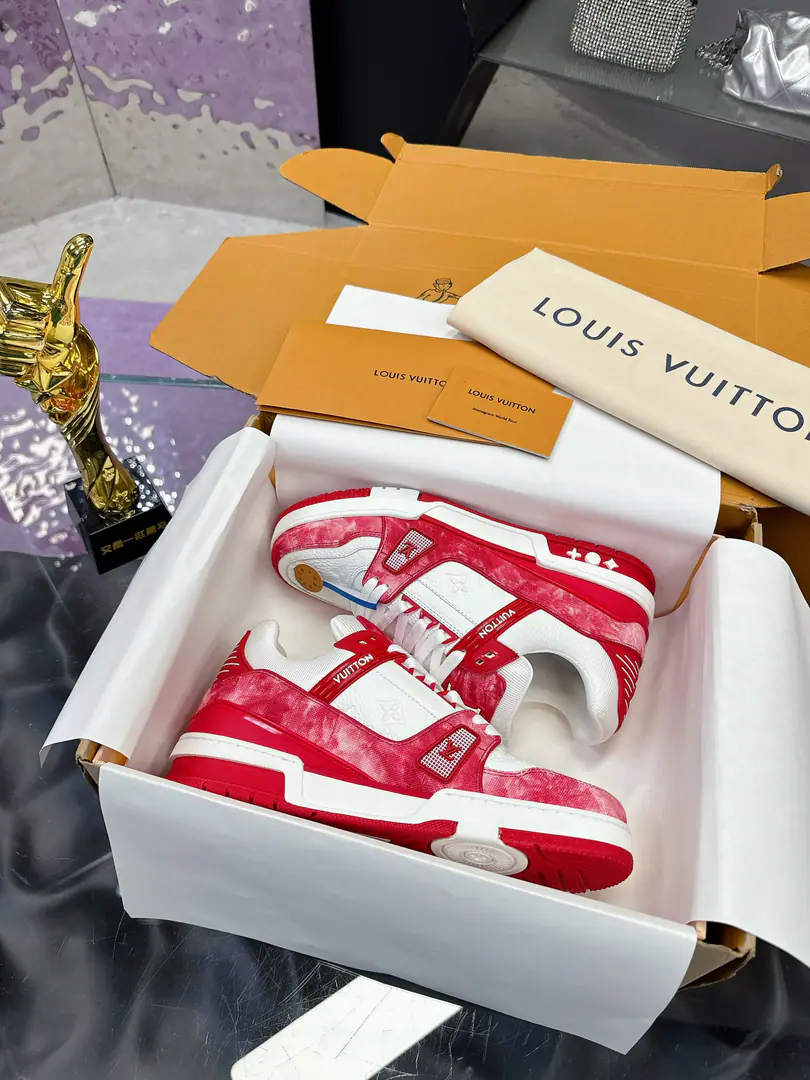 Plant（Couple money.） 2026Official new colour Water wash with double-colour cowboys with head-deep cow skin. Original development Quality out. Welcome to the comparison. ❥❥❥❥❥❥LVShoes Series LV Trainer MaxiThe sneakers bring in the loose contour of the dress series.VirgilAblohIn the pen.LVTrainerSports shoe design, Spring and summer boys show.. The skin of the cow and the face of the skin, the fabric and the laces., And with a bunch of beads, you can see the classics.. LVLetters with shoe tongues, MonogramFlowers are outside.. Mixed Materials It's made of top-deep cow skin., Import custom-made cowboy cloth packages, Coarse shoe tie-tape design, Sideband Monogram Big stamp., Shoe tongue and back heel.”lv 54“Emblems., There's a rubber coat. Monogram Flowers., The cotton in the web., Comfortableness is as great as ever., The legacy of the good., Quality is paramount., Worth it.！ Codes: Women35-40 Men39-45（46I'll make sure I don't change it.） ♡Full package with original gift box