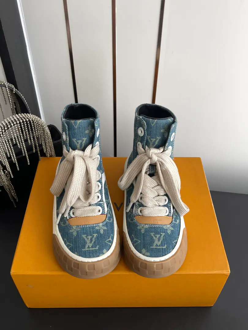 🏧𝐋𝐨𝐮𝐢𝐬 𝐕𝐮𝐢𝐭𝐭𝐨𝐧New paragraphLVThe Cheeky Ko Gang. Leisure sports shoes Original1:1Development！The upper foot is very comfortable. Luxury materials, - I'm doing a little work., The bottom print is European English letters. The shoes are imported from Italy, the skin is combing., The side of the side is branded.LOGOSigns and signatures, The latest emulsion pad.➕The netted inside., I'm so comfortable with my feet.. Original factory-specific double colourTPUGroup Bottom. Packet process Solid sewn by locks Codes: 35-45（Women40 Men45Make a reservation.）
