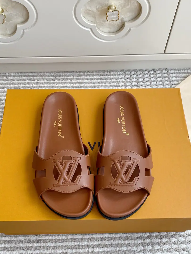 Batch 🐳LV｜ISOLA COMFORTEmpty slippers.✨ The counter.26Summer main boost., He's a very human being.IsolaThe series of chills., It's empty.LogoDesign is so low profile.. Import of head-story parchment+Cows are counter-feat., EmptyLVPrecision cutting Full leather mattress bed., You're not tired walking around in your long clothes. Original flower-stressed, slide-proof rubber floor. size: 35-39（40.41.42Do it.）