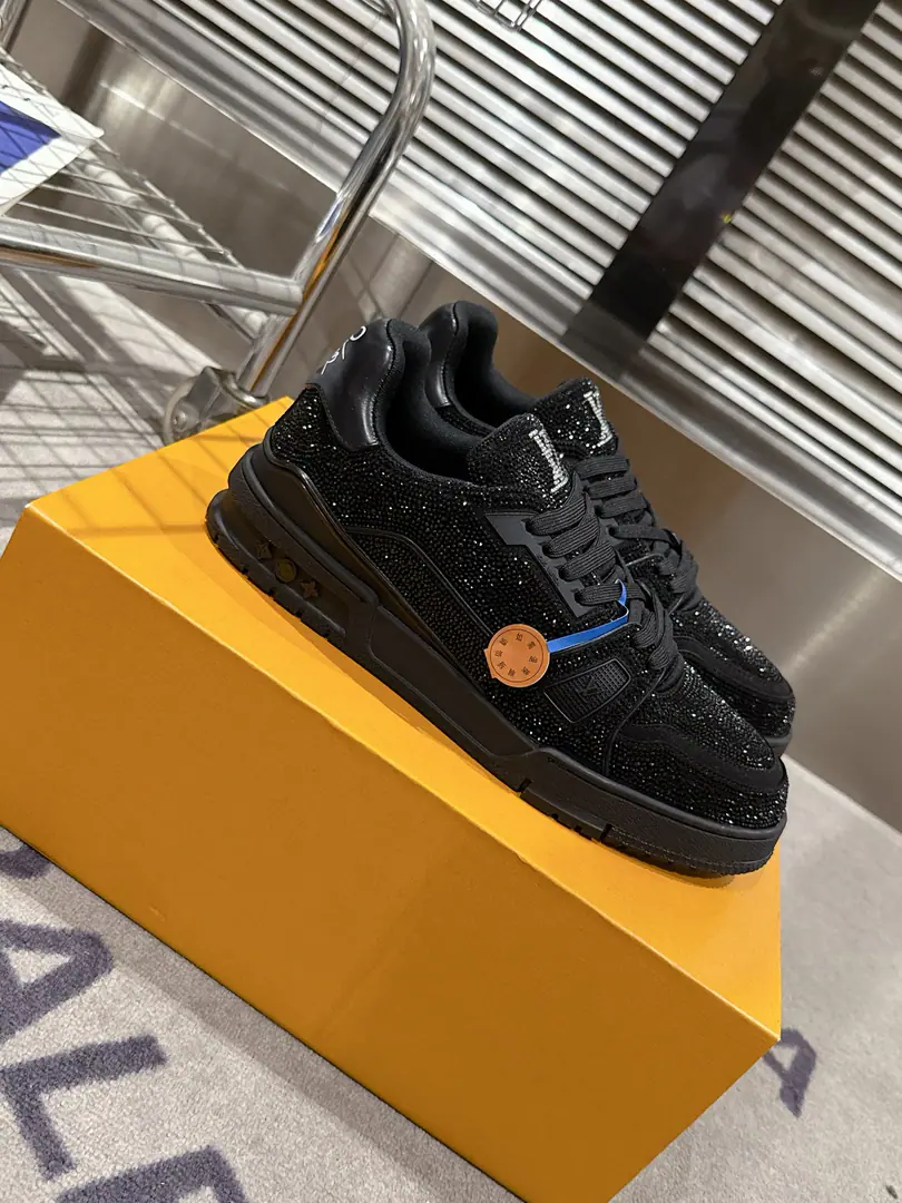 🏧𝗟𝗼𝘂𝗶𝘀𝗩𝘂𝗶𝘁𝘁𝗼𝗻Couple money.👫" LV trainerGlobal limitbulingbuling✨The top-of-the-shoe Quality of the Recreational Sports Shoes Series！ Louis Vuitton, Director of Art.Virgil Abloh The new revolutionary work that we've brought in. I want to put street style into shoe-shoe fashion., More young., Diversity. You're more personal with different socks.😍 Original custom-made cow skin.A special stamped cowboy cloth package. The luxuries of the membrane crystals can't drill. Packet process Solid sewn by locks TPUThe original is comfortable. Full package with original gift box Size35-45 [Women40.41Men45Do it.]
