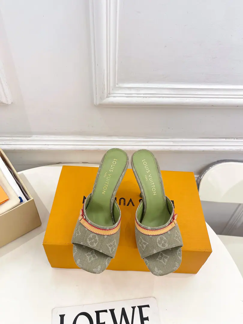 LV | Louis Vuitton. 26𝐬𝐬 🧡💚2026Spring and summer. Top Version‼️Original unamended The owner of the counter is making a new payment. LV 6AM Cats and Daningbu slippers. New hardware.🆕 ❥BSRequisition level！It's a great sense of excellence.！A huge amount of money from domestic and international bloggers., Old and fashionable. The upper toe blew up.！The boss's push.★ ━━━━━ ЅᏇєєt ━━━━━ ▪️Shoe.: Customize Denningbu ▪️Uchi.: Imports of sheep's skin ▪️Otsumi!: The original Italian is a big one. ▪️He's tall.: 5cm / 10cm ▪️Shoes.: 35-39（34, 40, 41, 42Custom） ▪️Plant price ▪️Numbering: 2605007
