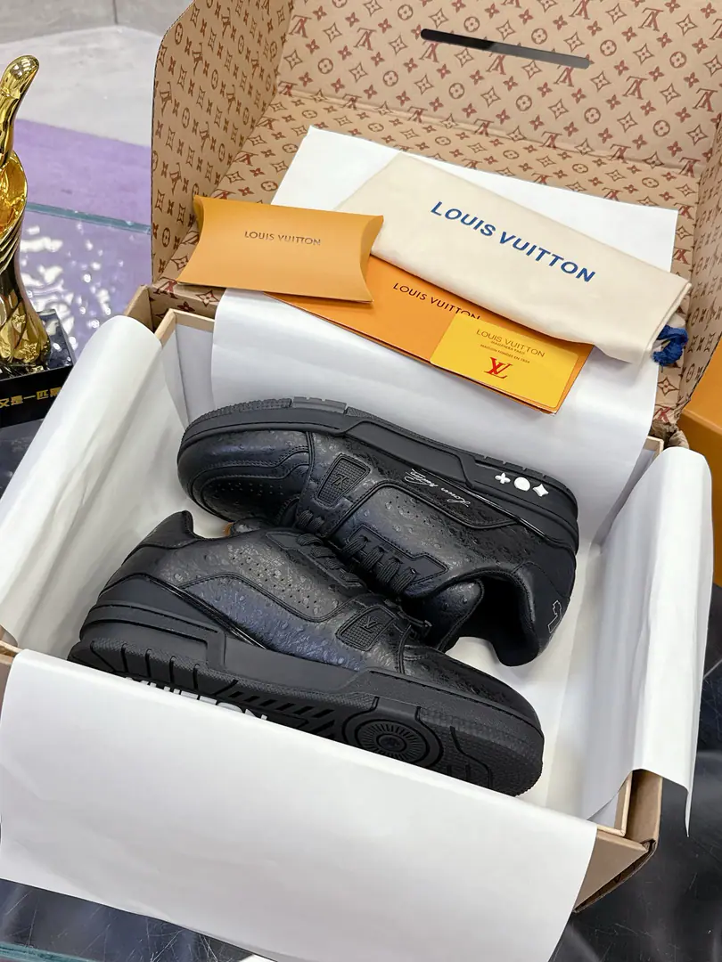 Plant Head-decked cow skin. Ostrich Line Original development Quality out. Welcome to the comparison. ❥❥❥❥❥❥LVShoes Series LV Trainer MaxiThe sneakers bring in the loose contour of the dress series.VirgilAblohIn the pen.LVTrainerSports shoe design, Yes.2023Spring and summer boys show.. The skin of the cow and the face of the skin, the fabric and the laces., And with a bunch of beads, you can see the classics.. LVLetters with shoe tongues, MonogramFlowers are outside.. Mixed Materials It's made of top-deep cow skin., Import custom-made cowboy cloth packages, Coarse shoe tie-tape design, Sideband Monogram Big stamp., Shoe tongue and back heel.”lv 54“Emblems., There's a rubber coat. Monogram Flowers., The cotton in the web., Comfortableness is as great as ever., The legacy of the good., Quality is paramount., Worth it.！ Codes: 35-45 ♡Full package with original gift box