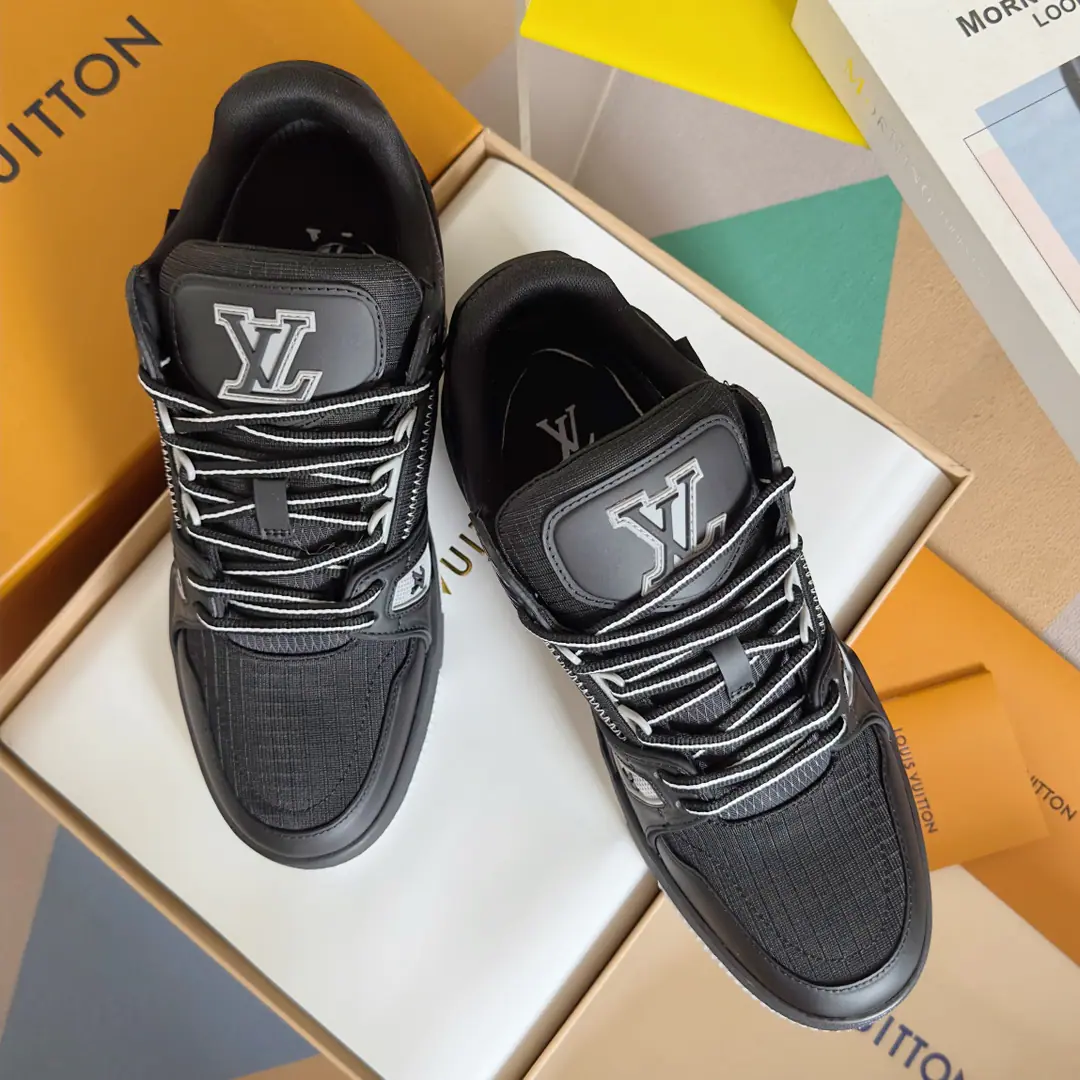 Top Version: Men LV TARINELouis Vuitton. Donkey. LHome. Couple money. Leisure Sports shoes Skis. Original procurement development Make the goods. Paragraph LV Trainer The sports shoes are inspired by the leather of a peared cow to recreate the ancient basketball shoes., And then we'll make it out in bright colors. LV Colormania Series Identity. Shoe. LV Alphabet and external Monogram The rubber labels, flowers and so on, perfected the whole thing. Send a cabinet for fine packaging🛍📦 ▪️Fabulous.: Original customized import of head-level cattle skin ▪️Uchi.: The original custom-made air network. ▪️Otsumi!: Original Open Model Slide-InTPUGroup Bottom ▪️Bottom: 3CM ▪️Size: Men38-46