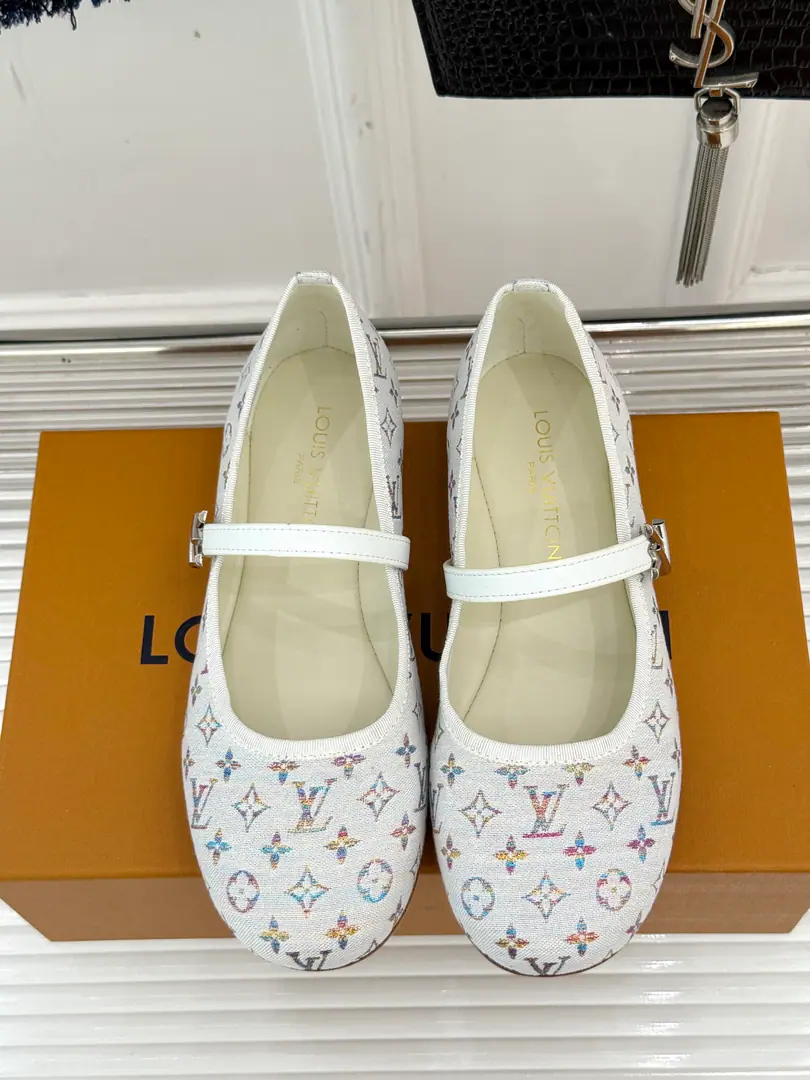 🏧𝐋𝐕The new donkey stamp Mary Jane's shoes. And the upper feet are very stylish. And a hundred. Daily commute We can wear it at a leisure party.. The fabric is customized in the original version The insides are all sheep's skin. Italian imports are so thick. Codes35-41 [40.41Custom]