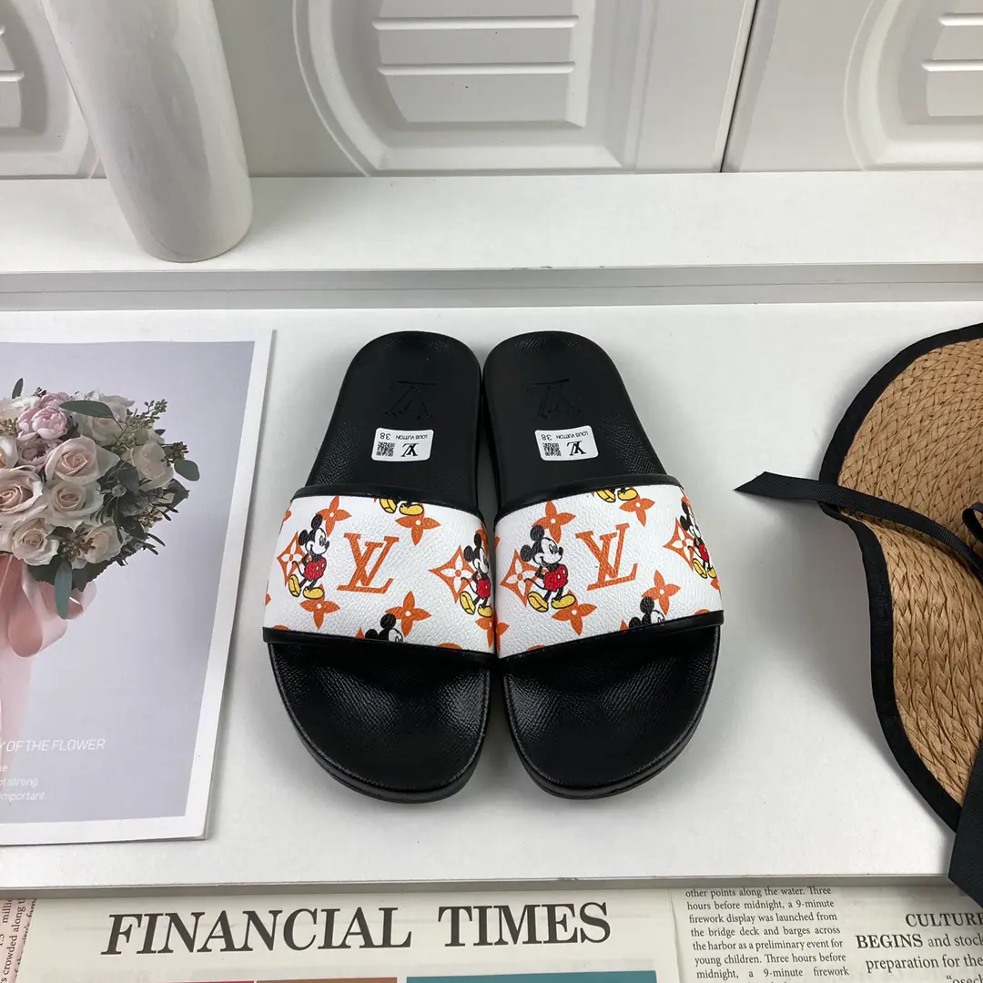 【LOUIS VUITON】2021Louis Vuitton's slippers., Original1.1Make a reservation., The classics of the cabinet.. Heat of shoes.logo, The top counter.logo, No details are missing. This slipper is a special hot spot. The material is made in parallel with the cabinet.. Colours: Multi-Currently Optional, To customize size:Female: 35/36/37/38/39/40/41/42 Men: 38/39/40/41/42/43/44/45/46