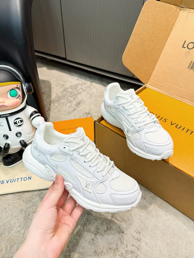 🔥🔥🔥Top Version: Couple money. LV Louis Vuitton.LHome. Donkey. LatestOlympiaSeries Couple money. King of Silver Horn. Leisure Sports shoes Run-shoes. Paragraph LV Olympia Technical and technical materials such as the mesh and metal-skinned leather for the integration of sneakers, Design classic shoe remodeling with a simple and easy view.. Light EVA The exterior performance is a snuggler.. Monogram Presses with LV The letters and the details are rich enough to create a sense of recognition. Send a cabinet for fine packaging🛍📦 ▪️Fabulous.: Original imported technical fabric+Network ▪️Uchi.: The original custom-made air network. ▪️Shoes under the sole.: Original model rubber bubble material ▪️Bottom: 3.5CM ▪️Size: Female35-40 / Men39-45