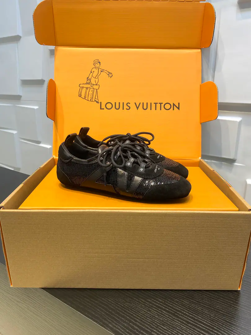 Top Version LVLouis Vuitton. LHome. Donkey. LatestSneakerinaSeries Couple money. Ballet sneakers. - Tetsu. Leisure Flat shoes. Shoes. Original procurement development Make the goods. This one.LV Sneakerina Ballet wind shoes make flow lines with silky cow leather., The comfort of lightly shaped and sports shoes with ballet shoes.. Side LV Marking and Monogram After the canvas, bring the details., Sacchetto Process and TPU The outside is a softer dress. Send a cabinet for fine packaging🛍📦 ▪️Fabulous.: Original customized import of head-level cattle skin ▪️Uchi.: The original custom-made air network. ▪️Shoes under the sole.: Original modifierTPUMaterial ▪️Bottom: 1.5CM ▪️Size: Female35-41