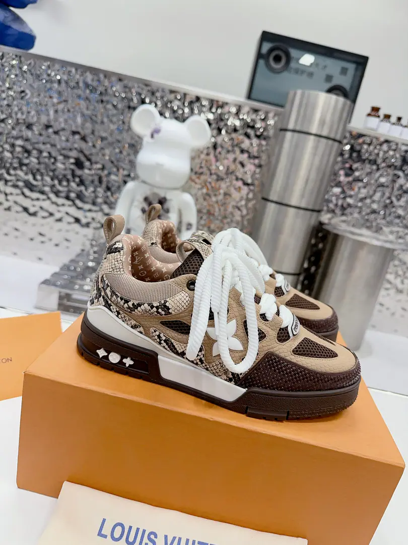 Get out of the factory. 𝙇𝙑 𝟐𝟎𝟐𝟑/𝐒𝐒 𝐧𝐞𝐰 Louis Vuitton's skateboarding., LOUIS VUITTON TrainerNo doubt the most successful brand of luxury has been launched.SneakerOne., But the search's not stopping., LOUISVUITTONAnd I'll be there.2023The spring brings a new skateboard series.. The new series in the graph is back.90Age Chunky Skate Shoes♪ I'm seeing ♪, Leather and web-based shoe-making, The fat contour and the rough shoelaces are so hot., I'm expecting it to be like this.TrainerI'm just as good as I am.. ♪ And then I'll be back ♪ DIORShow me the skateboarding., Maybe next year.ChunkyThe wind will be stronger.. Size:Women35-40 Men39-46