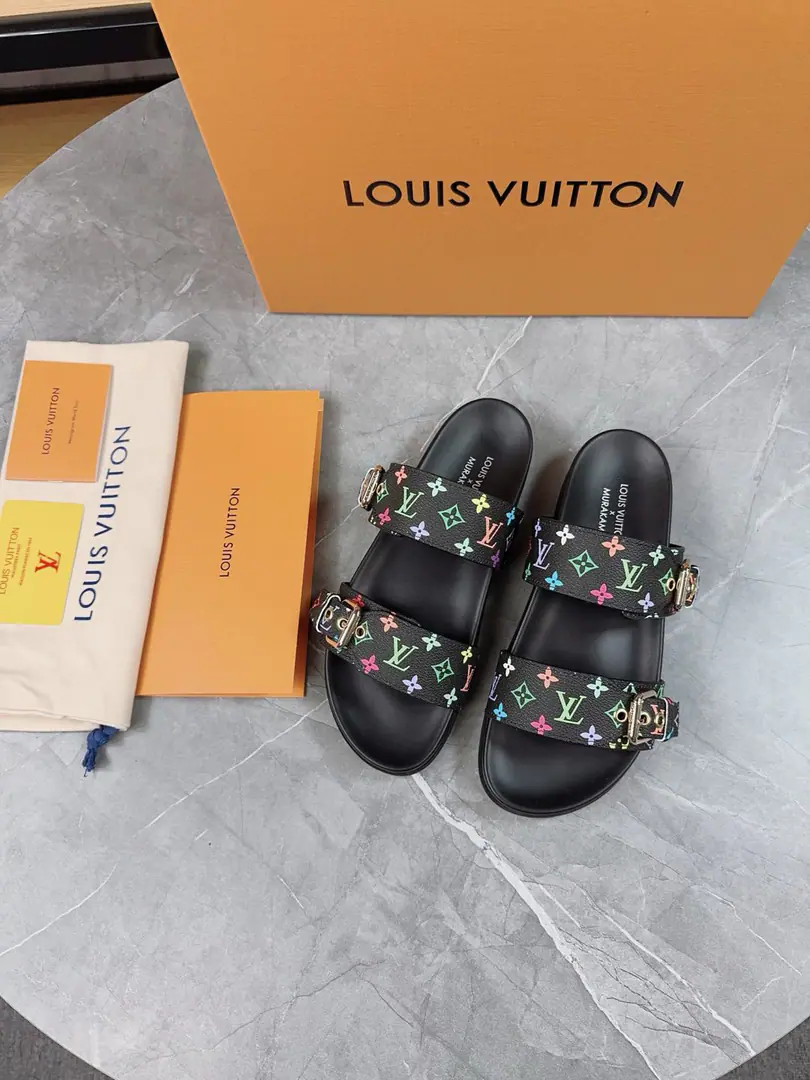 LV2025Spring and summer slippers.🌟The belt buttons can be strained. The sand is full of it. Original OpenLVMetallogoDecoration It's so fashionful and beautiful.🤳🏻Shoe-faced cow skin./Customize imported flower fabric/The original old flower leather. In the skin of the sheep. (Water table+Fly-resistant.+Rubber bottom)Three layers of a combination of the bottom. 🔶Size: Women35-43Men: 38-46