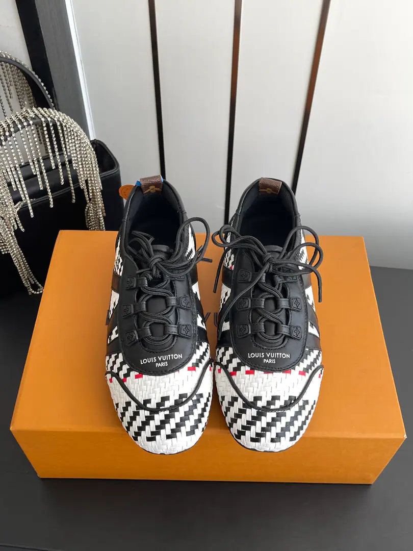 🏧𝐋𝐕New Series Ballet sneakers. - Tetsu. Sneakerina Ballet wind shoes make flow lines with silky cow leather. The comfort of lightly shaped and sports shoes with ballet shoes. Side LV MarkingMonogram After the canvas, bring the details. Sacchetto Process and TPU The outside is a softer dress. Three pieces of accessories. Make it work.. The original top-of-the-wall cow.+Weaver materials Inside, customize the air network using the original. Original version to open NoteTPUMaterial Codes: 35-42（40.41.42Do it.）