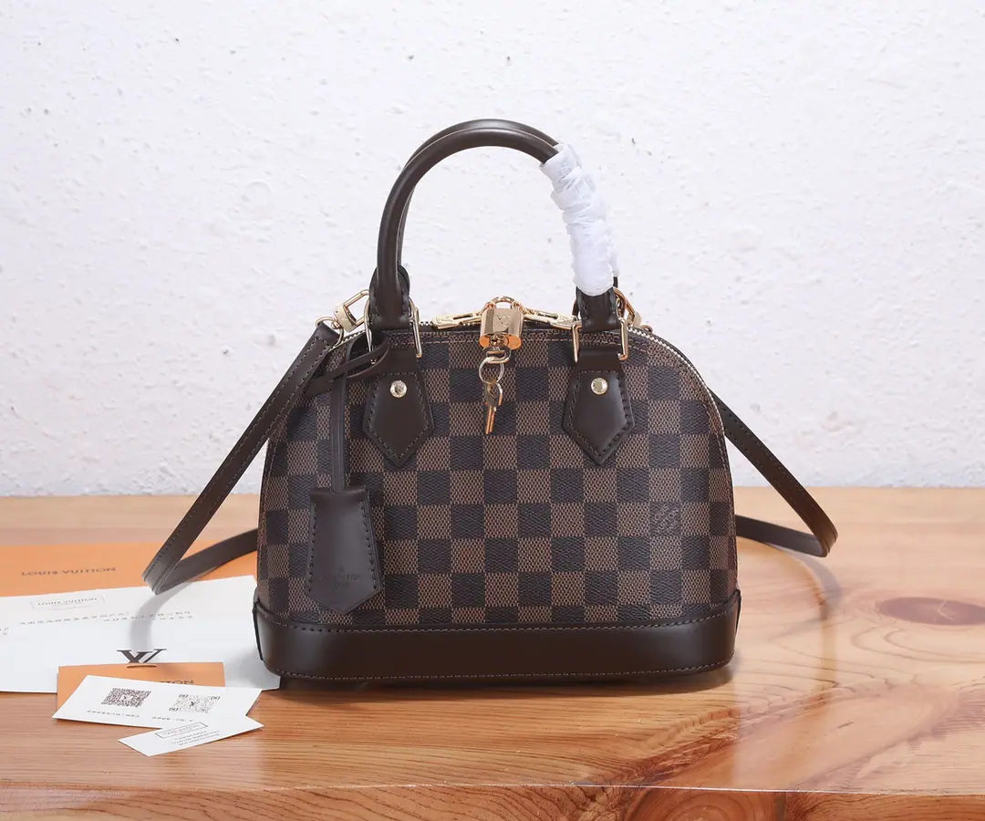 P‼️Top First List, Enhanced version‼️This paragraph is fascinating. Alma BB The bag is from... 1934 The Louis Vuitton classic, the year-end design.. Symbolic element gives this paragraph Damier Ebene The canvas bag is a classic graceful thing.: Locked with key attachments, Toron Hand handles and a fine leather key bag.. With a strap that can be disassembled., Slashable. Detailed features Model: M41221 Dimensions: 23.5 x 17.5 x 11.5 centimetres (Length x High x Kuan)