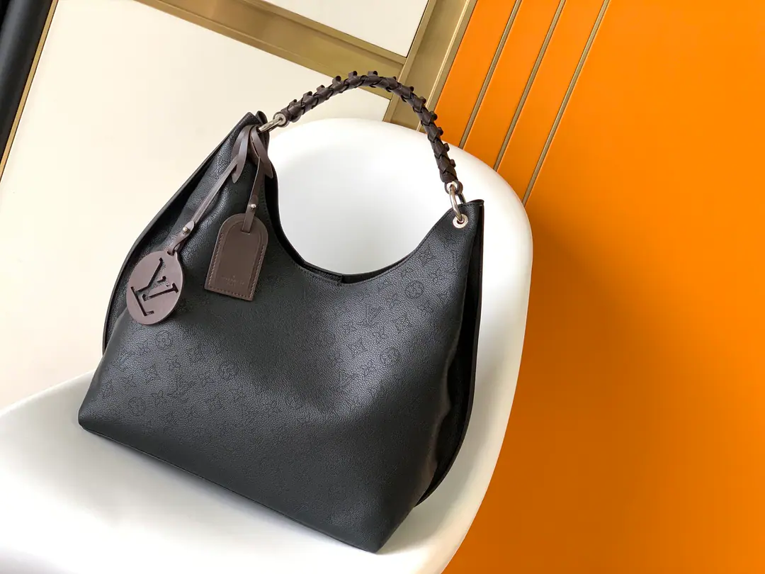 💕Top First ListM53188Four-colour spot., This package is for imported particles.TaurillonIt's made of cow skin., The contours of its fashion are so young., Full skin shawl, wrists and a lady with a double card. It's a nice slant on your shoulder., Super-size shiny, copper-locked seal., Add a forward breath.. Dimensions: 35.0 x 40.0 x 17.0 cm, 202075