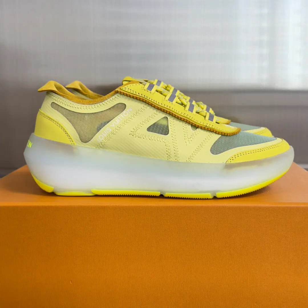 Top Version: Female LV Louis Vuitton.LHome. The donkey is new.Sprint Series Thick Network Breathe. Leisure Sports shoes Run-shoes. SPRINTSports shoes, This sneakers are made in combination with a variety of functions., Best support for foot., It's really comfortable in it., And show a fashion style that is elegant and elegant., Semitransparent flex-shoe soles, Make the design perfect. The counter is beautiful.🛍📦 ▪️ Fabulous.: Original custom technology web material ▪️ Uchi.: The original imported air network. ▪️ Shoes under the sole.: Unique modeling for smoothing.TPUMaterial ▪️ Bottom: 4CM ▪️ Size: Female35-40