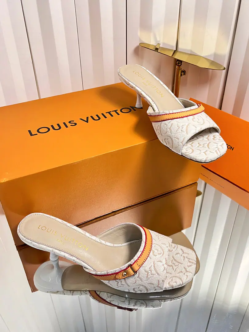 🍥❥Top VersionLV Donkey.【Requisition level】, Louis Vuitton 2026Money Officer Network Series！Perfect., LVThe latest florist embroidery., More elegant., The upper feet are nice., Women are so good., It's a lot of fashion., New original inverted, model, Extreme1:1shape, You're a good worker., Importing high-end fabrics shows a sense of precision.！ Fabulous.: Import of sheep skin, In the inside, it's a fine soft sheep., Foot.: Import of goat skin, Italy is a big-ass country. 5.5/9cmThe paint and the... Codes: 35-41（34.40.41Customize or not change）