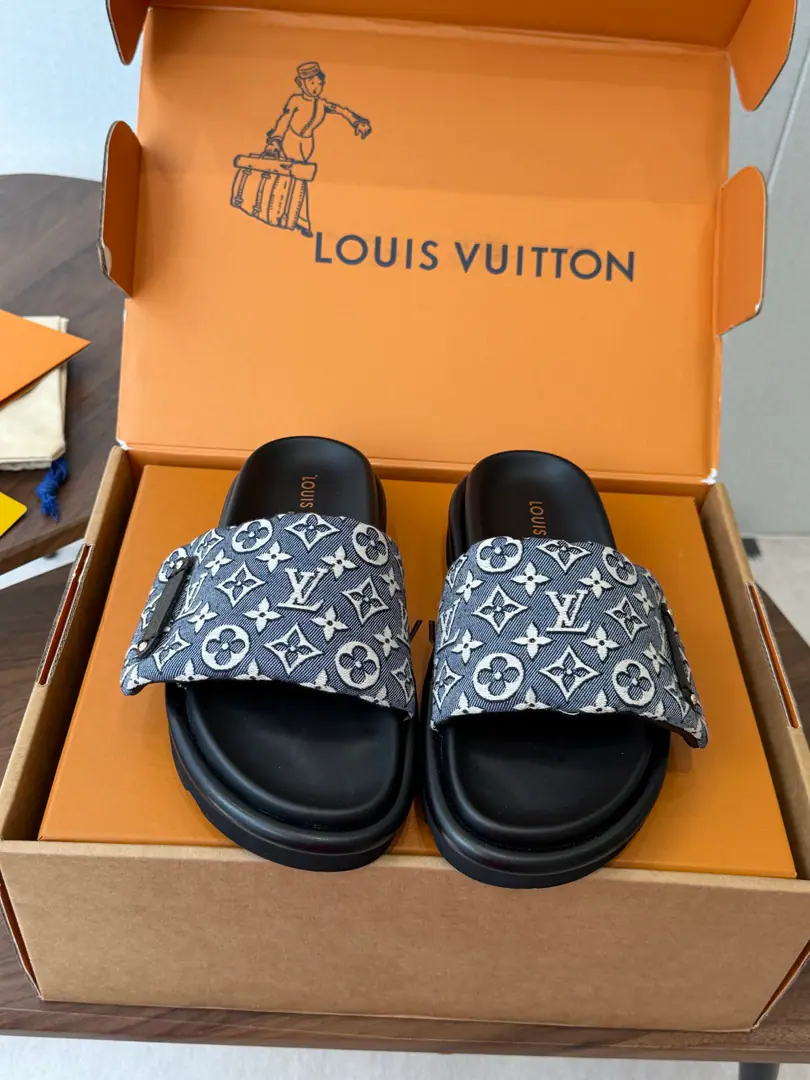 Louis vuitto* 26ssFahrenheit. Couple money. Tow the bread. Another one. Latest Emphasizing %Real feather fill. Top-Adoption LVThe foot of the super-explosive old flower slipper bread at the top. It's so soft and so cozy. The donkeys are so lucky this year. Yes. I'm sure it's a lot better than my second uncle's slippers. The magic stick is designed to be so thin and so thin. Summer favorite.！！ It's a fashionable design. Cool styles can be matched.！！ Size: #Men and women35-45