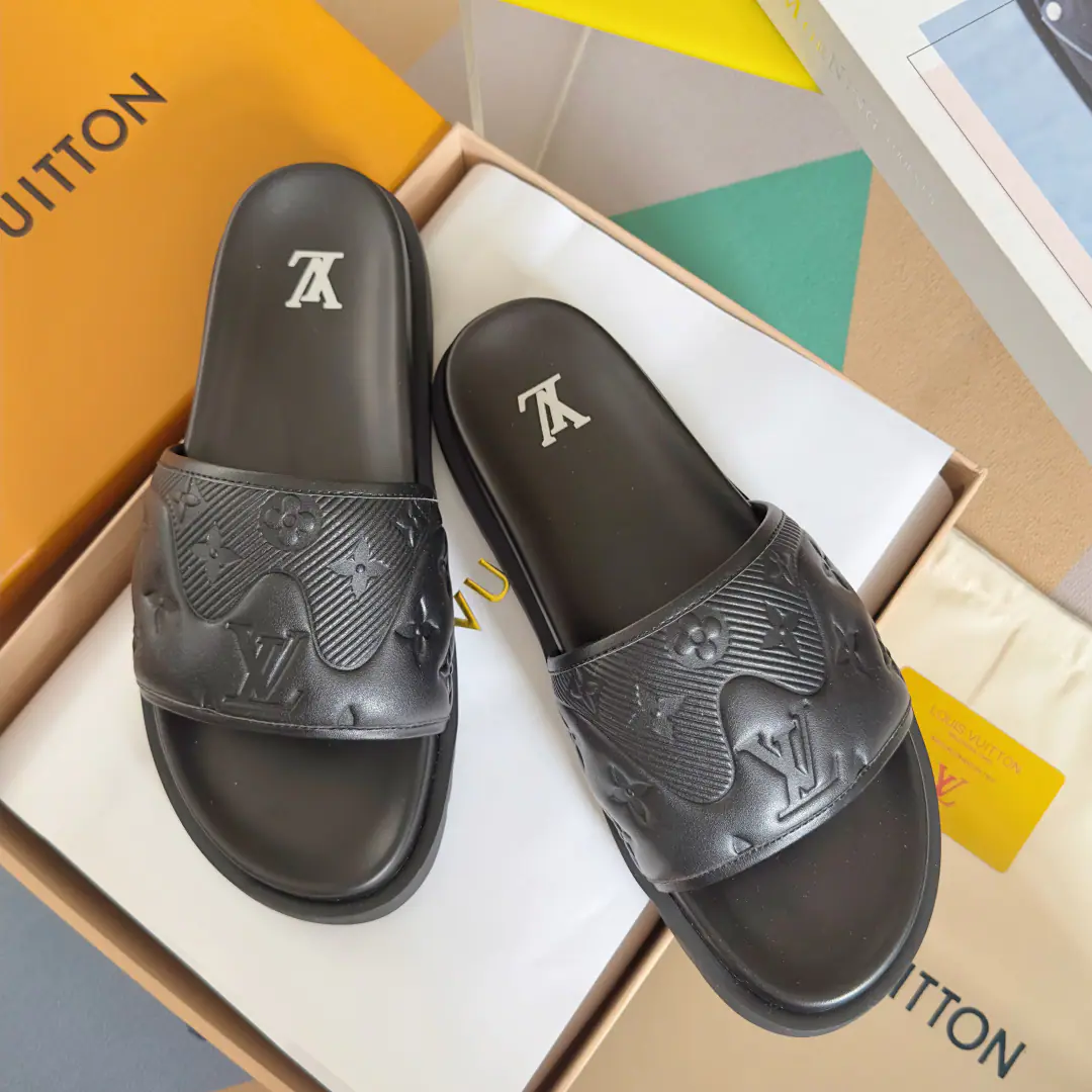 Top Version: Men LVLouis Vuitton. Donkey.LHome. MiamiSeries Emboss Pump flowers. Cool. Original procurement development Make the goods. Paragraph Miami The cool drag will be enlarged. Damier Weaving the pattern into the surface of flowers, ♪ And then a breath of grace ♪. The broad shoe face can be tangled by magic., It's a combination of a resilient shoe pad and a light microbone. Send a cabinet for fine packaging🛍📦 ▪️Fabulous.: Original customized import of head-level cattle skin ▪️Uchi.: Imports of soft sheep skins ▪️Shoes under the sole.: Original modeling smooth-foil bubble material ▪️Bottom: 3CM ▪️Size: Men38-46
