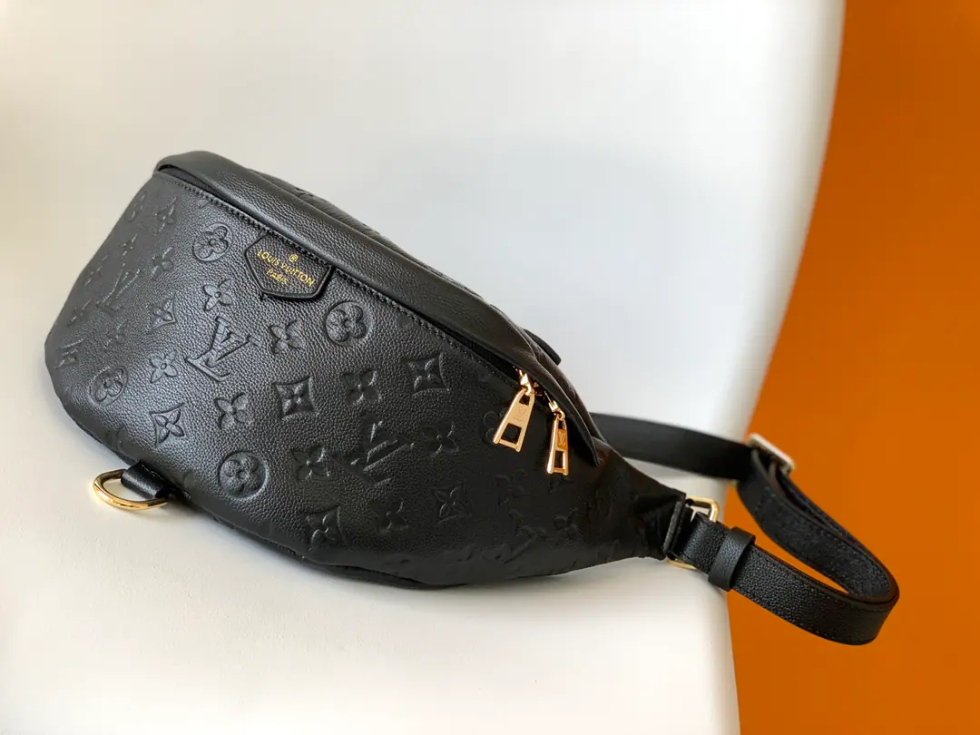 Head-deck pony quality On the spot.！Louis VuittonNew money coming in.！Counter Quality, Original single, Physical！ M44836White M44812Black Full Skin BUMBAG Chestbag., The pattern is a pocket bag., Single shoulder bag., Slash …Multiple ways of carrying, Soft.MonogramFabulous. A plaque for teenage girls. Sports style adds a pure fashionable leisure style.. Dimensions: 37*14*20