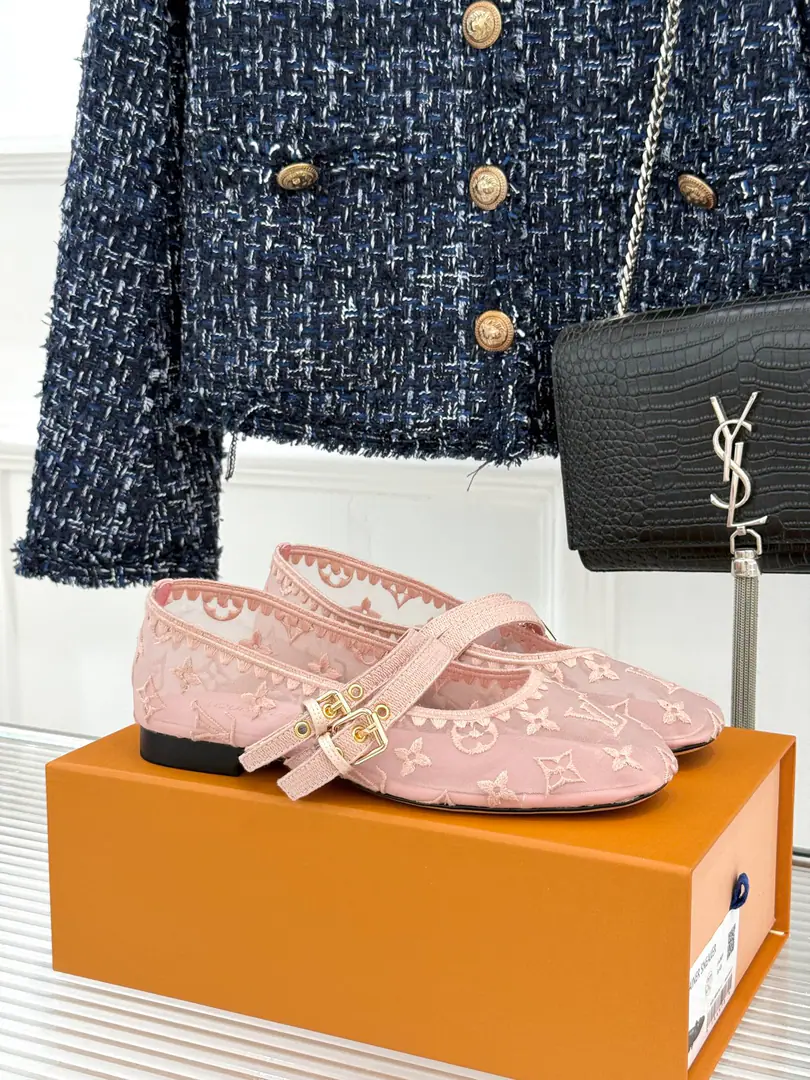 🏧𝐋𝐕The donkey's new product is empty. - The flat Mary Janes. Top Quality The fabric is customized in the original version The inside feet are all sheep's skin. Italian imports are so thick. size: 35-41 [40/41Custom]