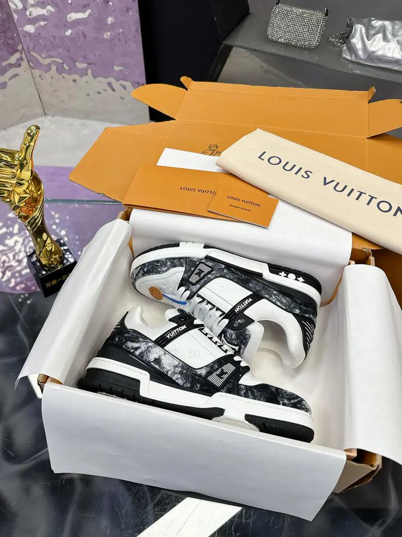 Plant（Couple money.） 2026Official new colour Water wash with double-colour cowboys with head-deep cow skin. Original development Quality out. Welcome to the comparison. ❥❥❥❥❥❥LVShoes Series LV Trainer MaxiThe sneakers bring in the loose contour of the dress series.VirgilAblohIn the pen.LVTrainerSports shoe design, Spring and summer boys show.. The skin of the cow and the face of the skin, the fabric and the laces., And with a bunch of beads, you can see the classics.. LVLetters with shoe tongues, MonogramFlowers are outside.. Mixed Materials It's made of top-deep cow skin., Import custom-made cowboy cloth packages, Coarse shoe tie-tape design, Sideband Monogram Big stamp., Shoe tongue and back heel.”lv 54“Emblems., There's a rubber coat. Monogram Flowers., The cotton in the web., Comfortableness is as great as ever., The legacy of the good., Quality is paramount., Worth it.！ Codes: Women35-40 Men39-45（46I'll make sure I don't change it.） ♡Full package with original gift box